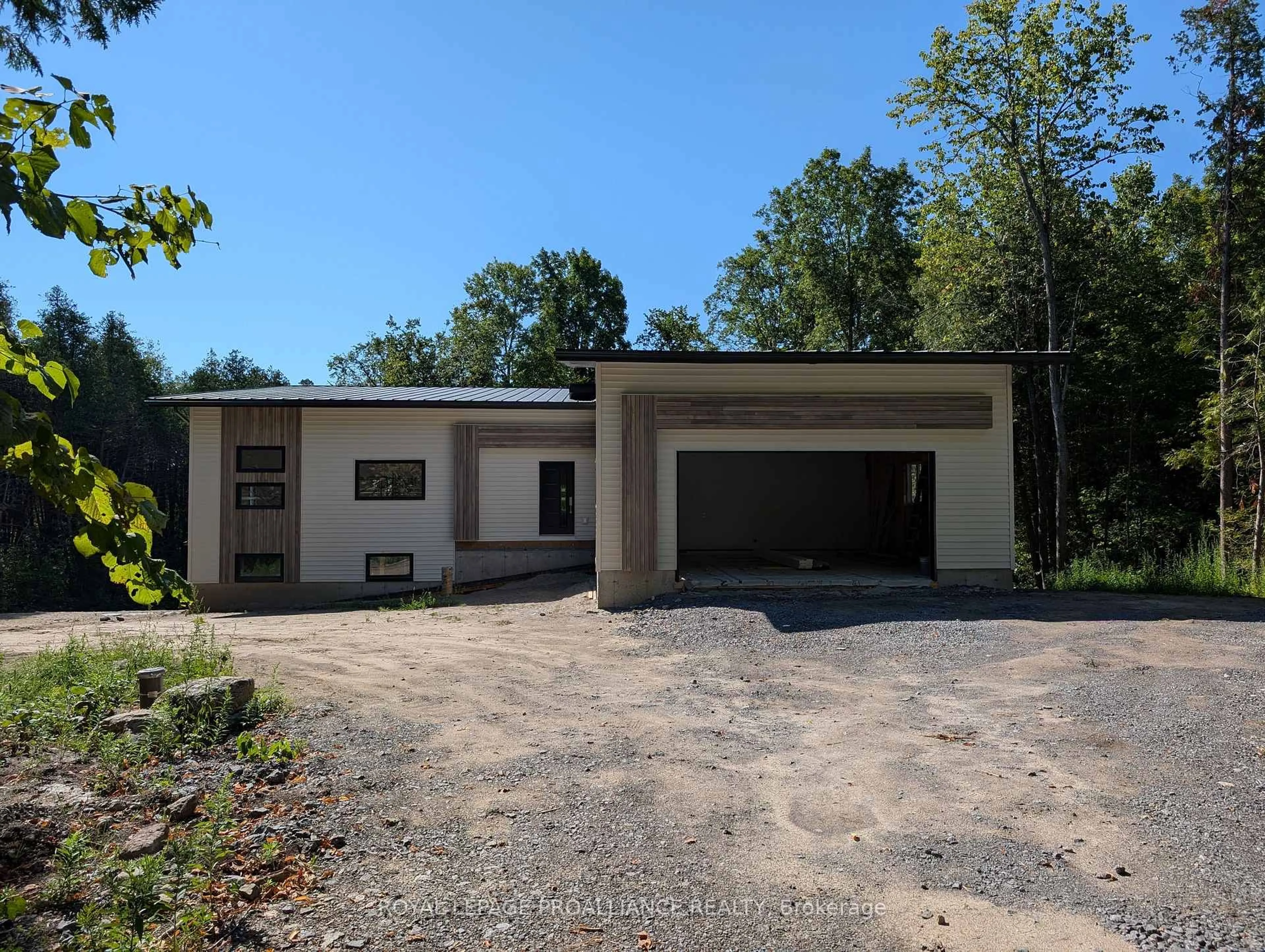 Indoor garage for 1378 Slab St, Madoc Ontario K0K 2K0