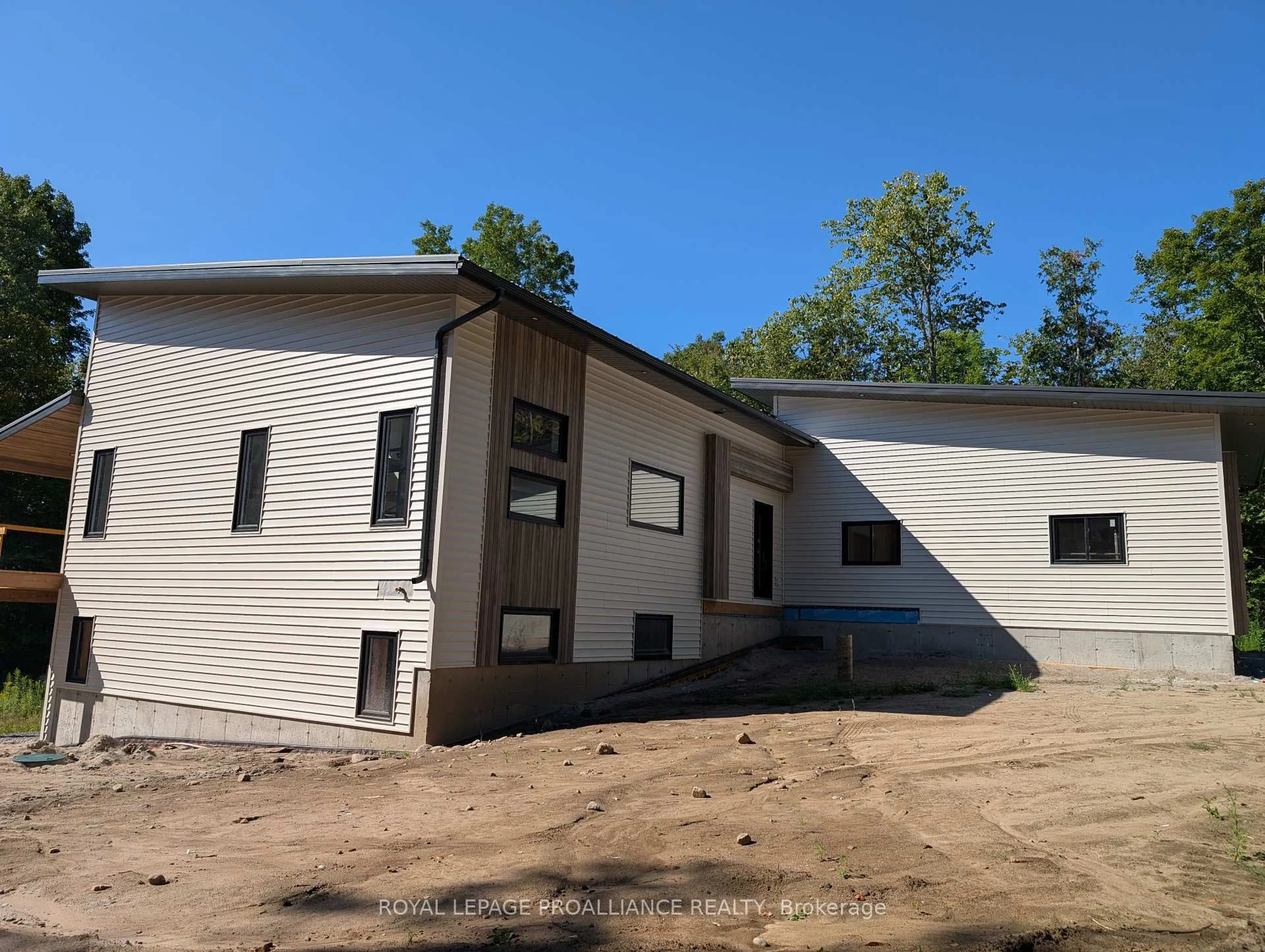 Home with vinyl exterior material, building for 1378 Slab St, Madoc Ontario K0K 2K0