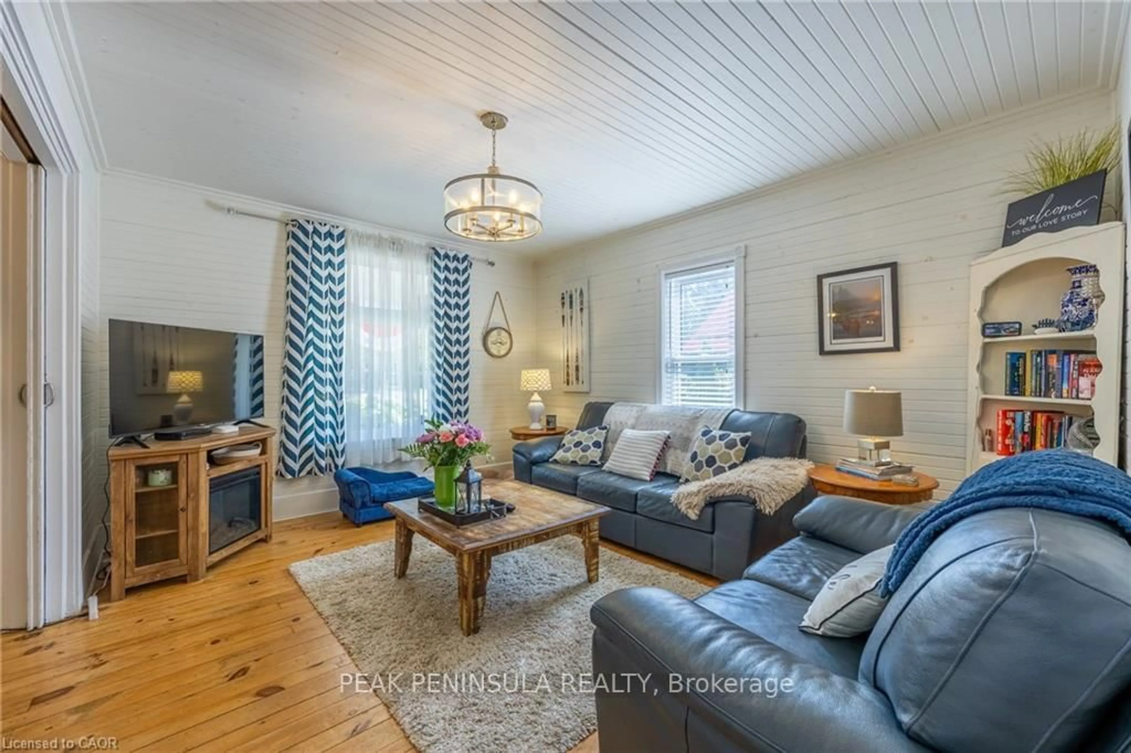 Living room with furniture, wood/laminate floor for 1047 Bay St, Norfolk Ontario N0E 1M0