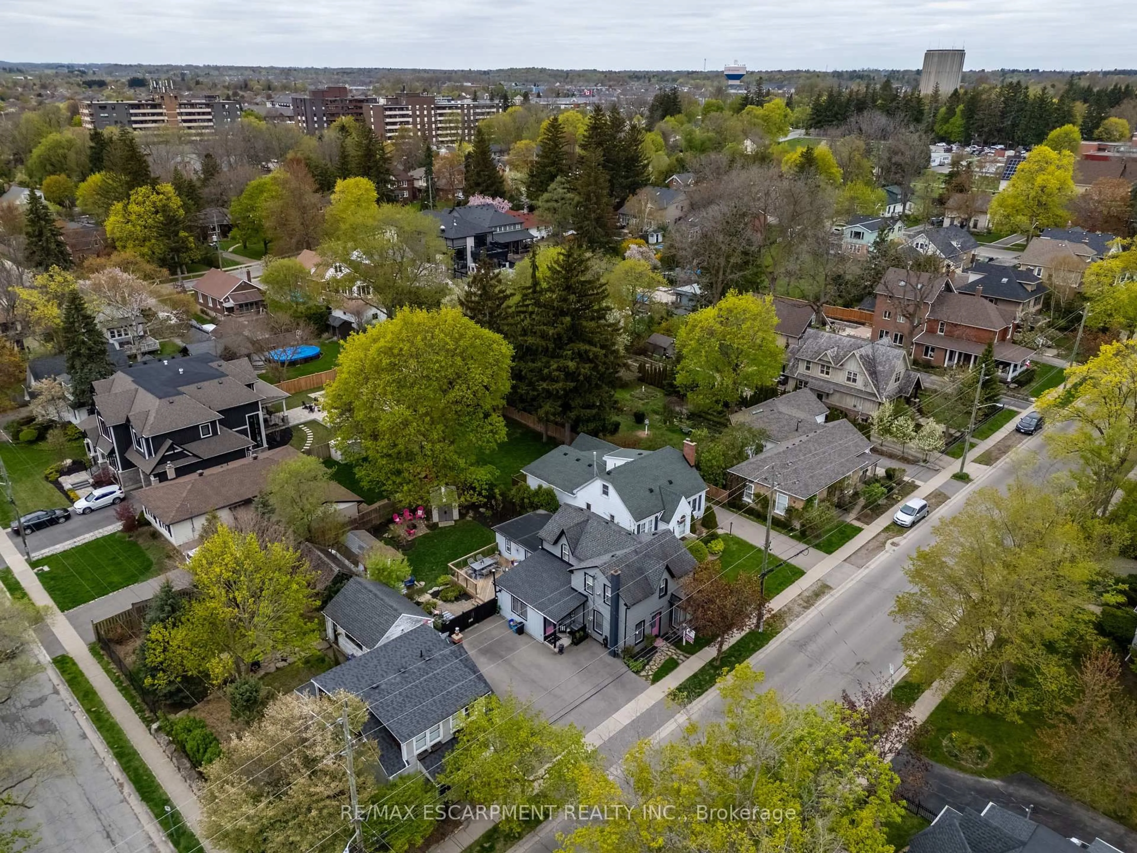 A pic from outside/outdoor area/front of a property/back of a property/a pic from drone, street for 99 Mill St, Hamilton Ontario L0R 2H0