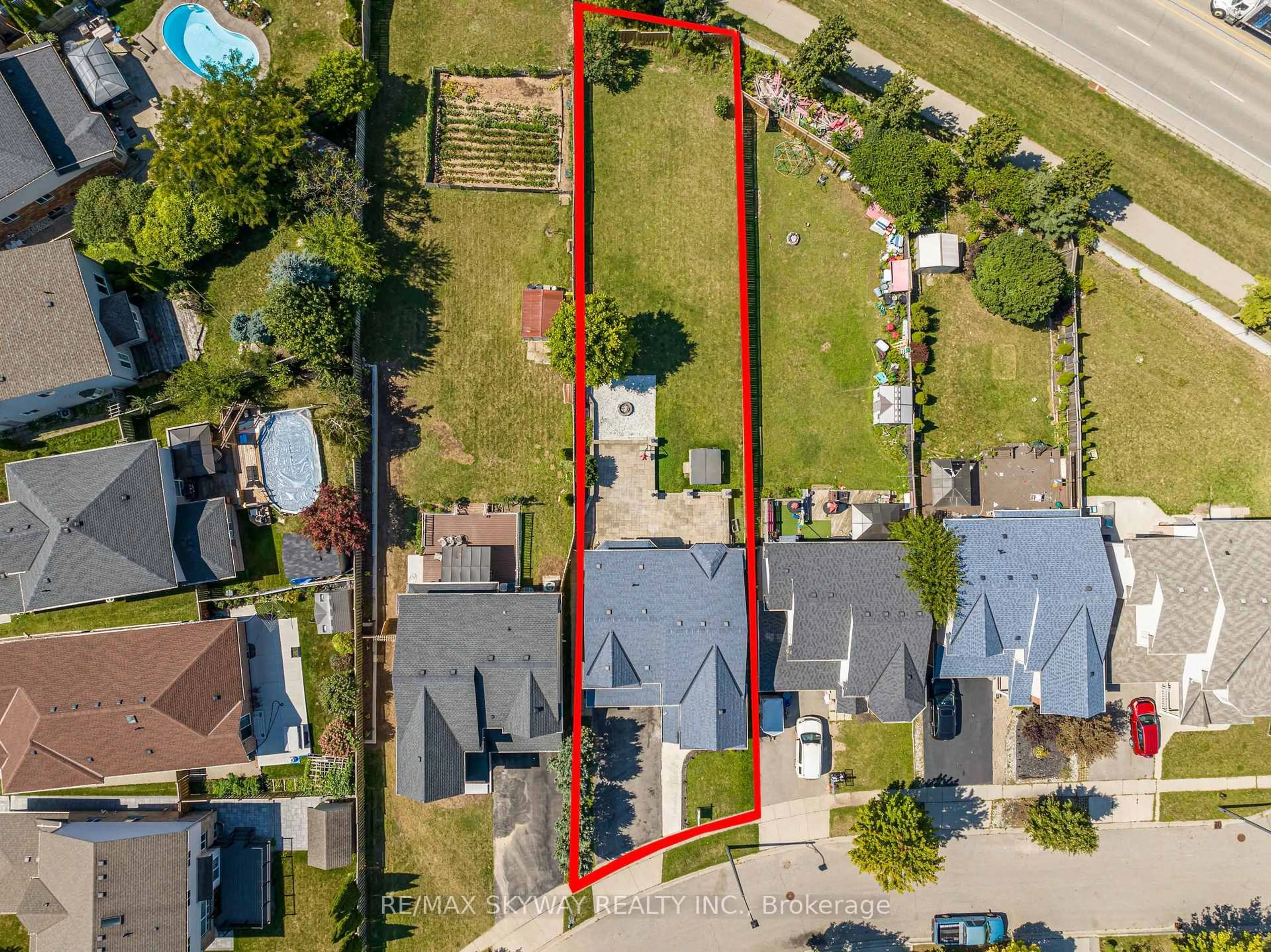A pic from outside/outdoor area/front of a property/back of a property/a pic from drone, street for 7 Jenner Crt, Cambridge Ontario N1T 2B5