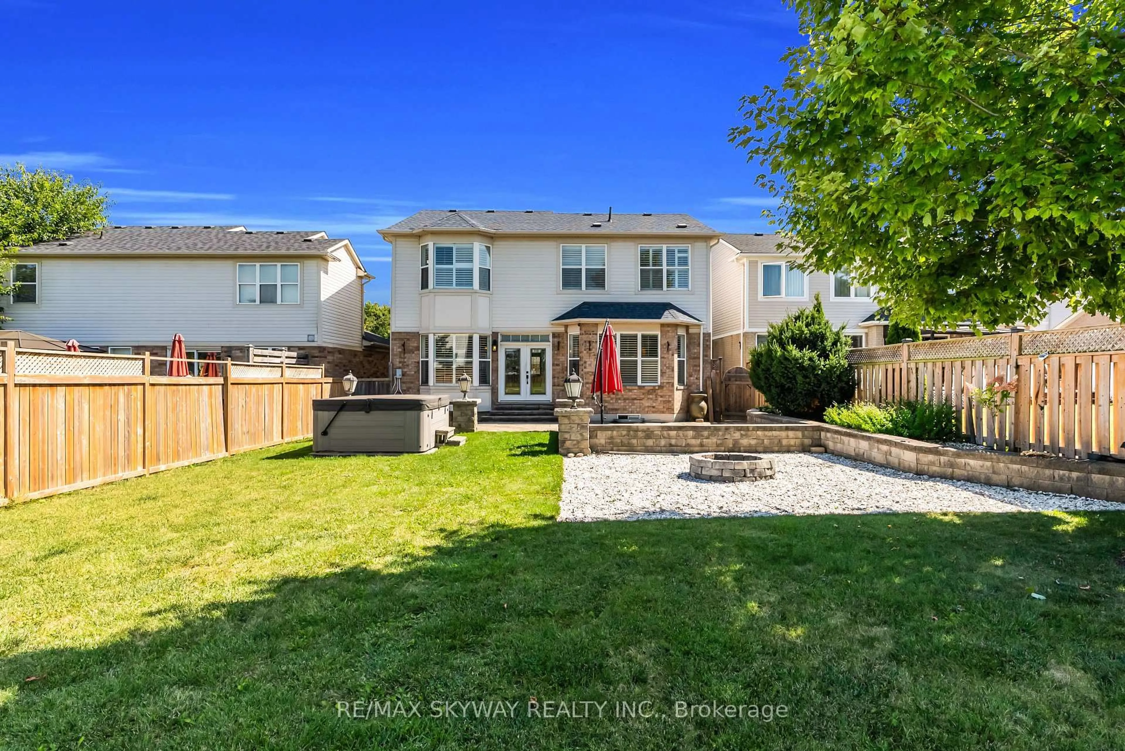 A pic from outside/outdoor area/front of a property/back of a property/a pic from drone, street for 7 Jenner Crt, Cambridge Ontario N1T 2B5