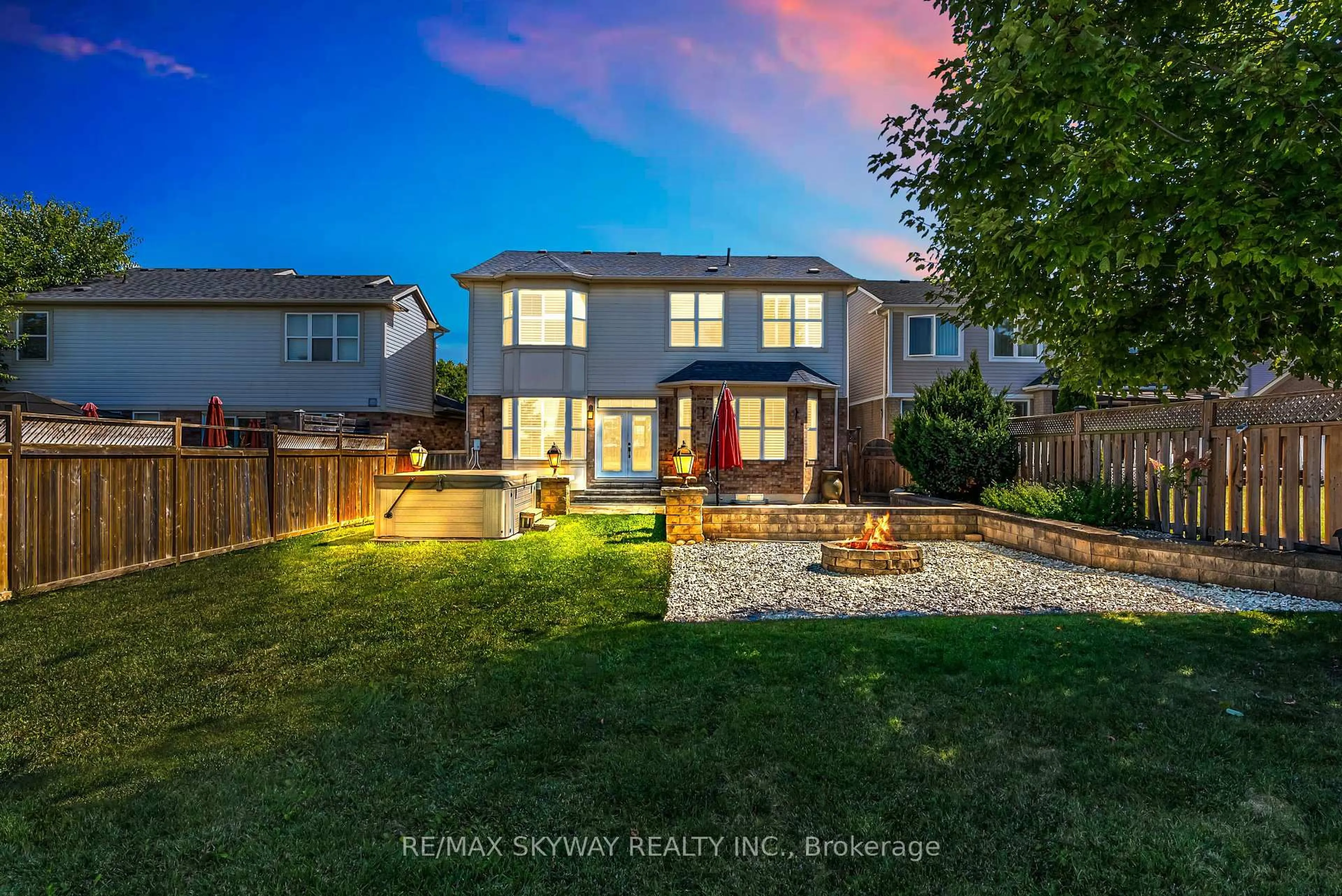 A pic from outside/outdoor area/front of a property/back of a property/a pic from drone, street for 7 Jenner Crt, Cambridge Ontario N1T 2B5