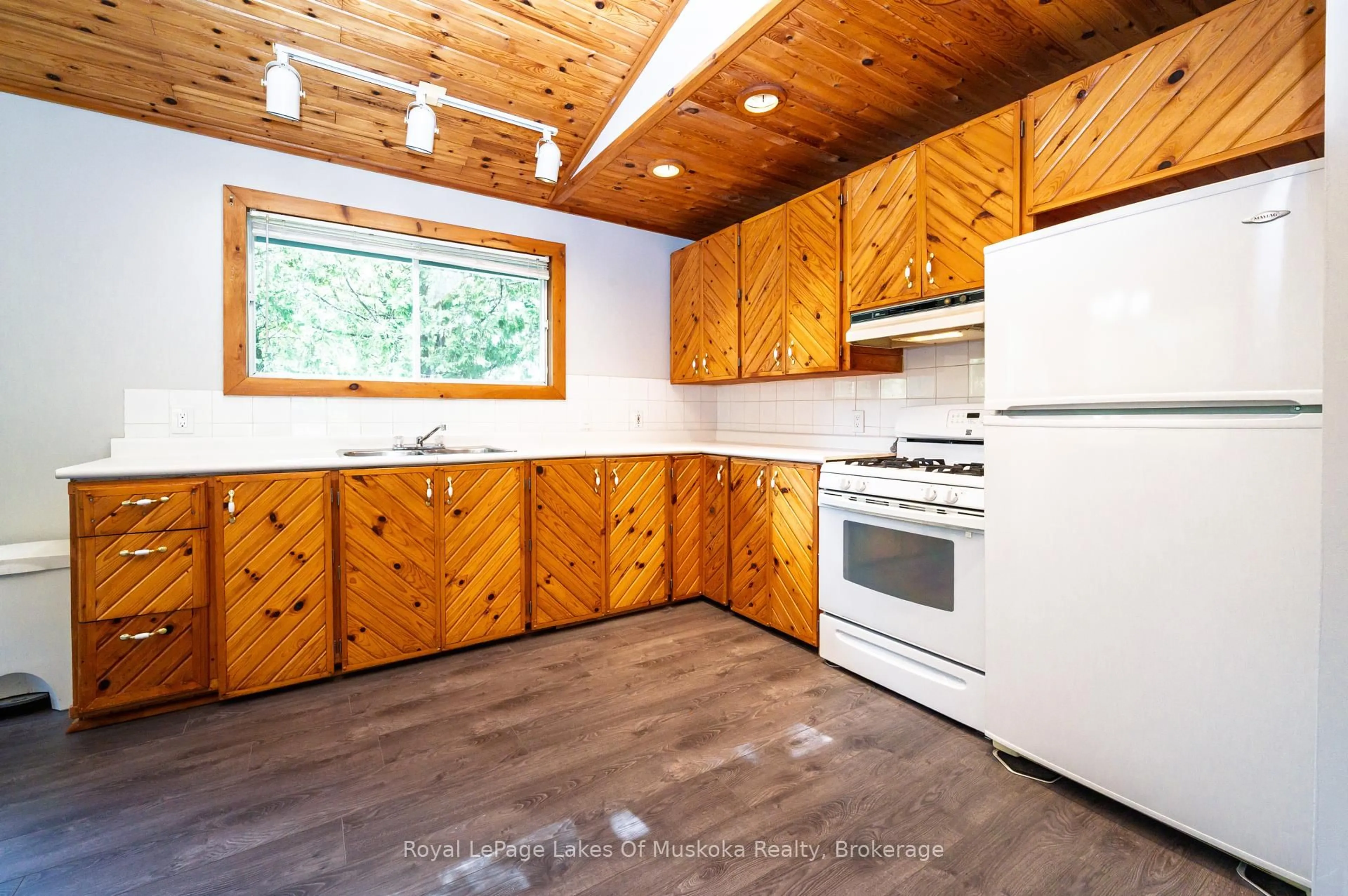 Standard kitchen, wood/laminate floor for 779 Old Muskoka Rd, Huntsville Ontario P0B 1M0