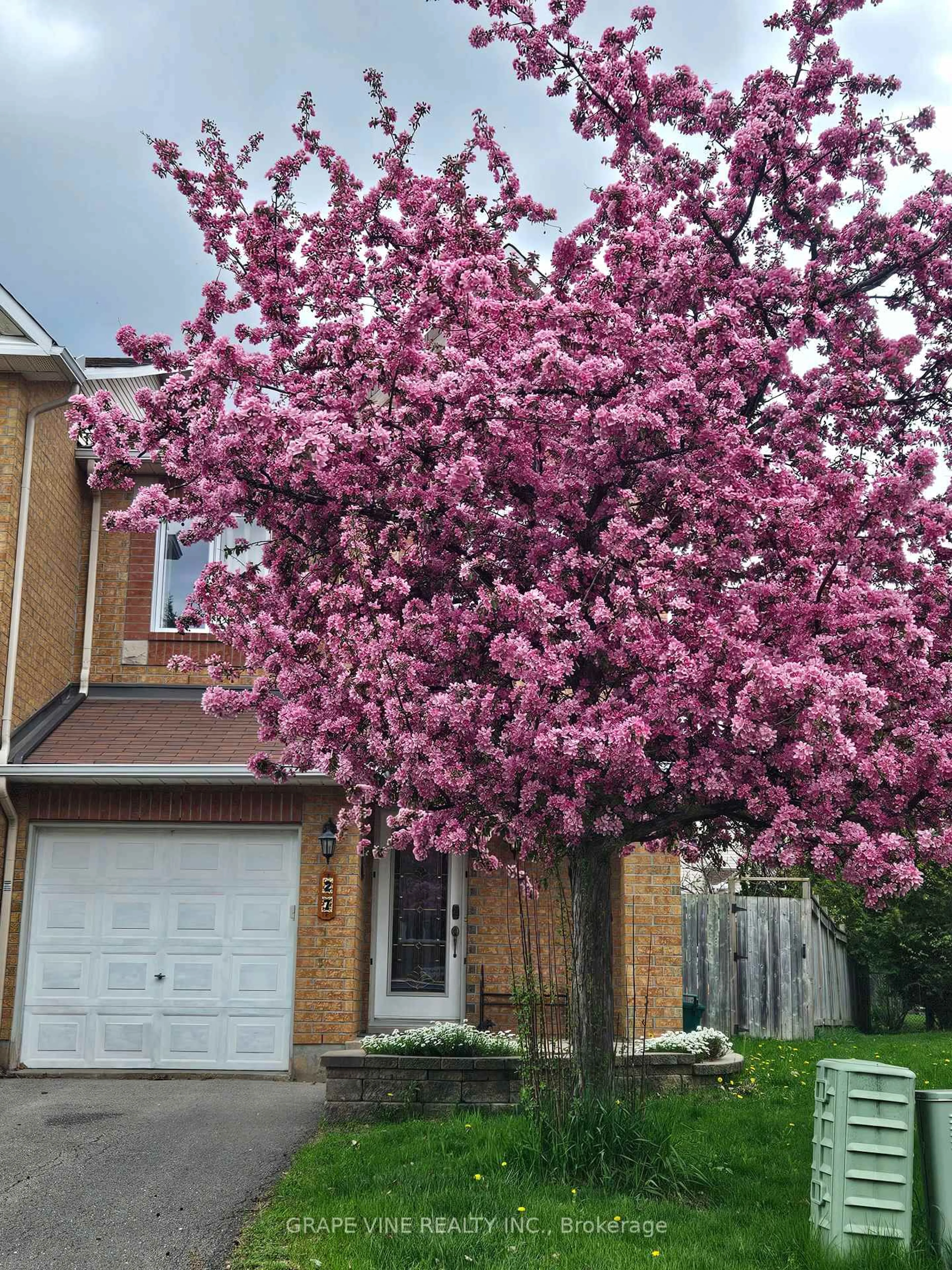 Home with vinyl exterior material, street for 27 Flowertree Cres, Kanata Ontario K2M 2R8
