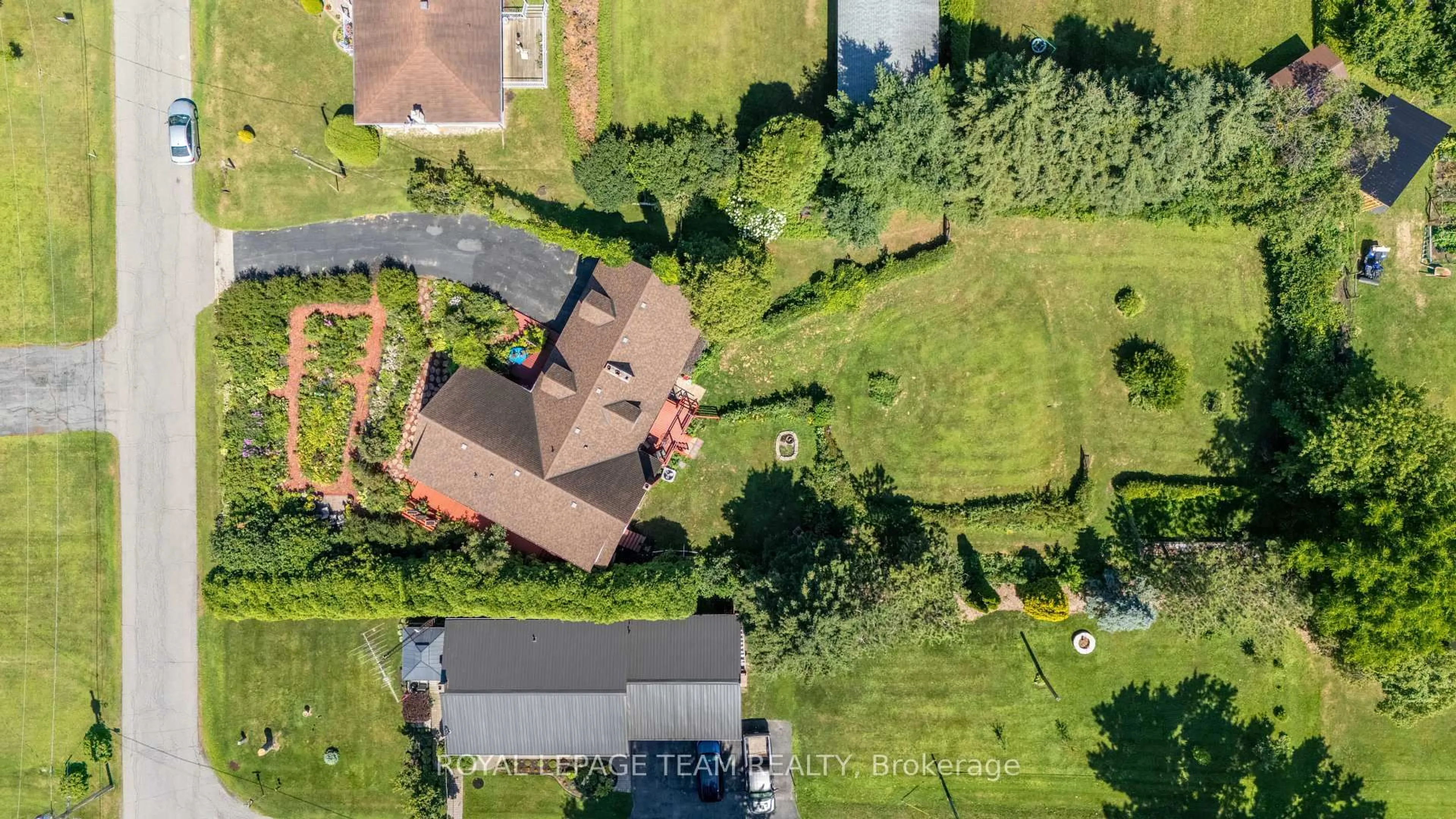 A pic from outside/outdoor area/front of a property/back of a property/a pic from drone, street for 5687 Cherry St, South Dundas Ontario K0C 1X0