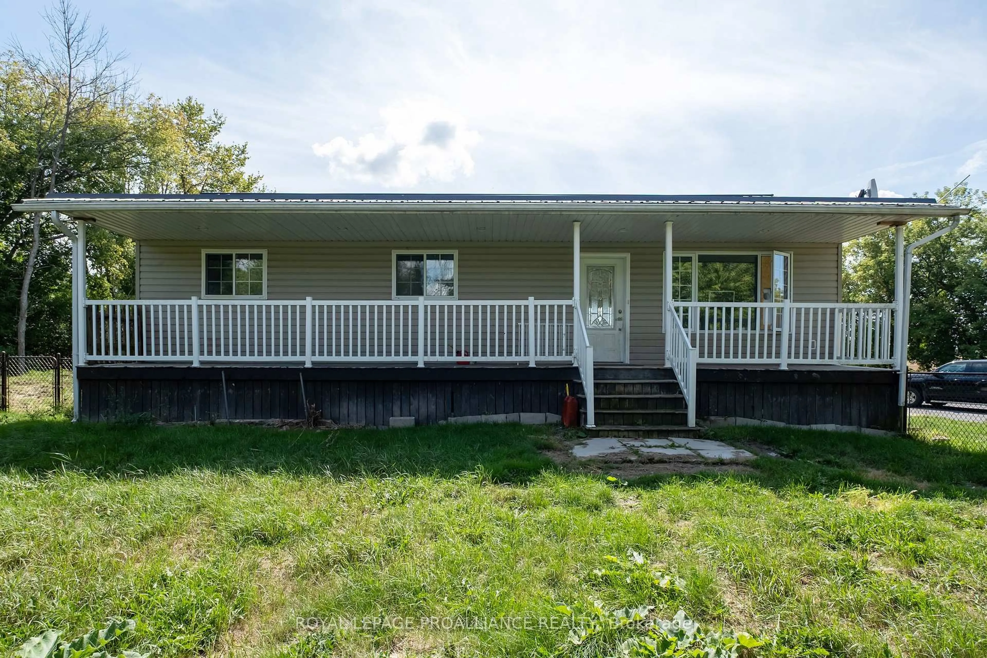 Home with vinyl exterior material, building for 6206 Old Highway 2, Shannonville Ontario K0K 3A0