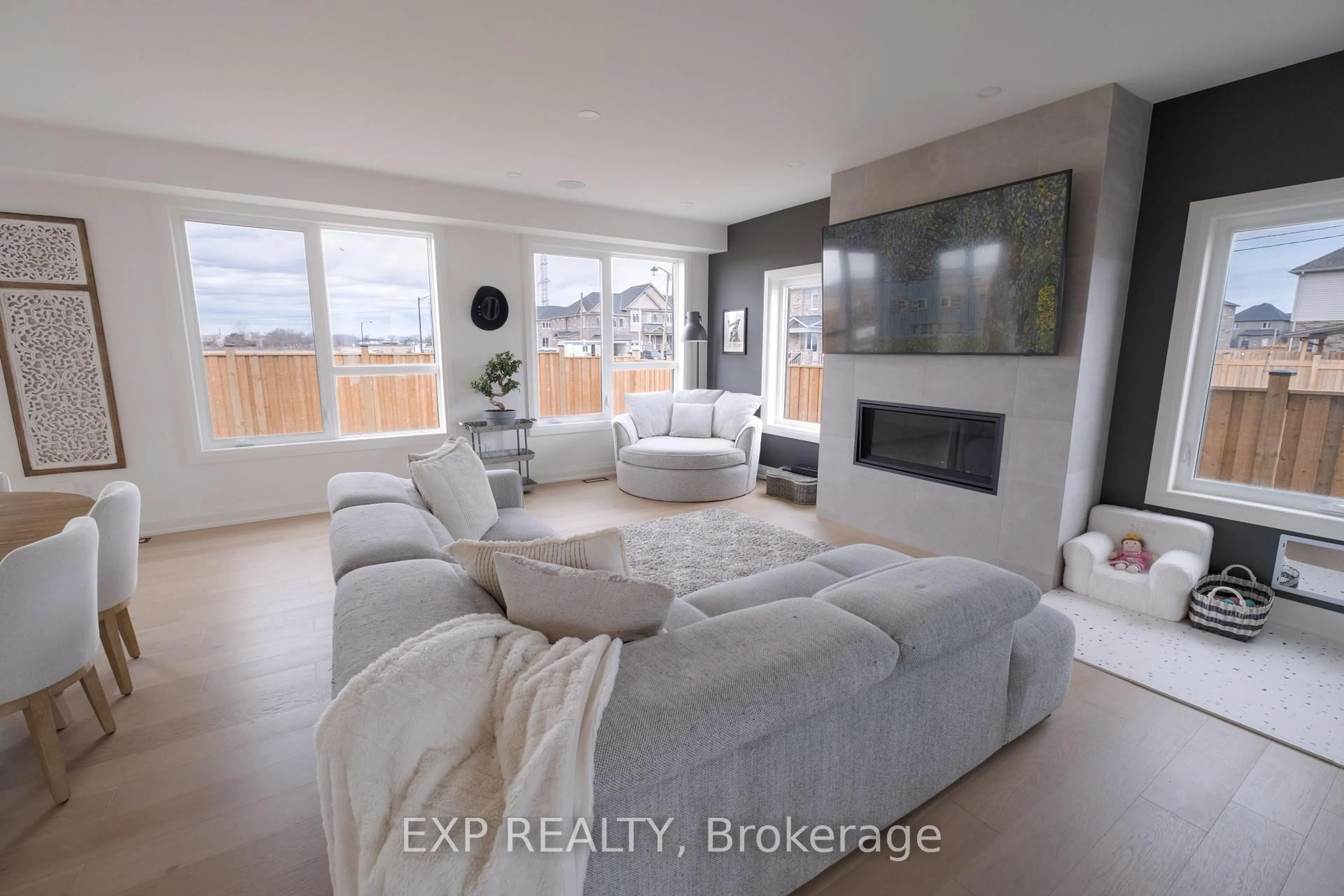 Living room with furniture, unknown for 81 Homestead Way, Thorold Ontario L2V 0J8