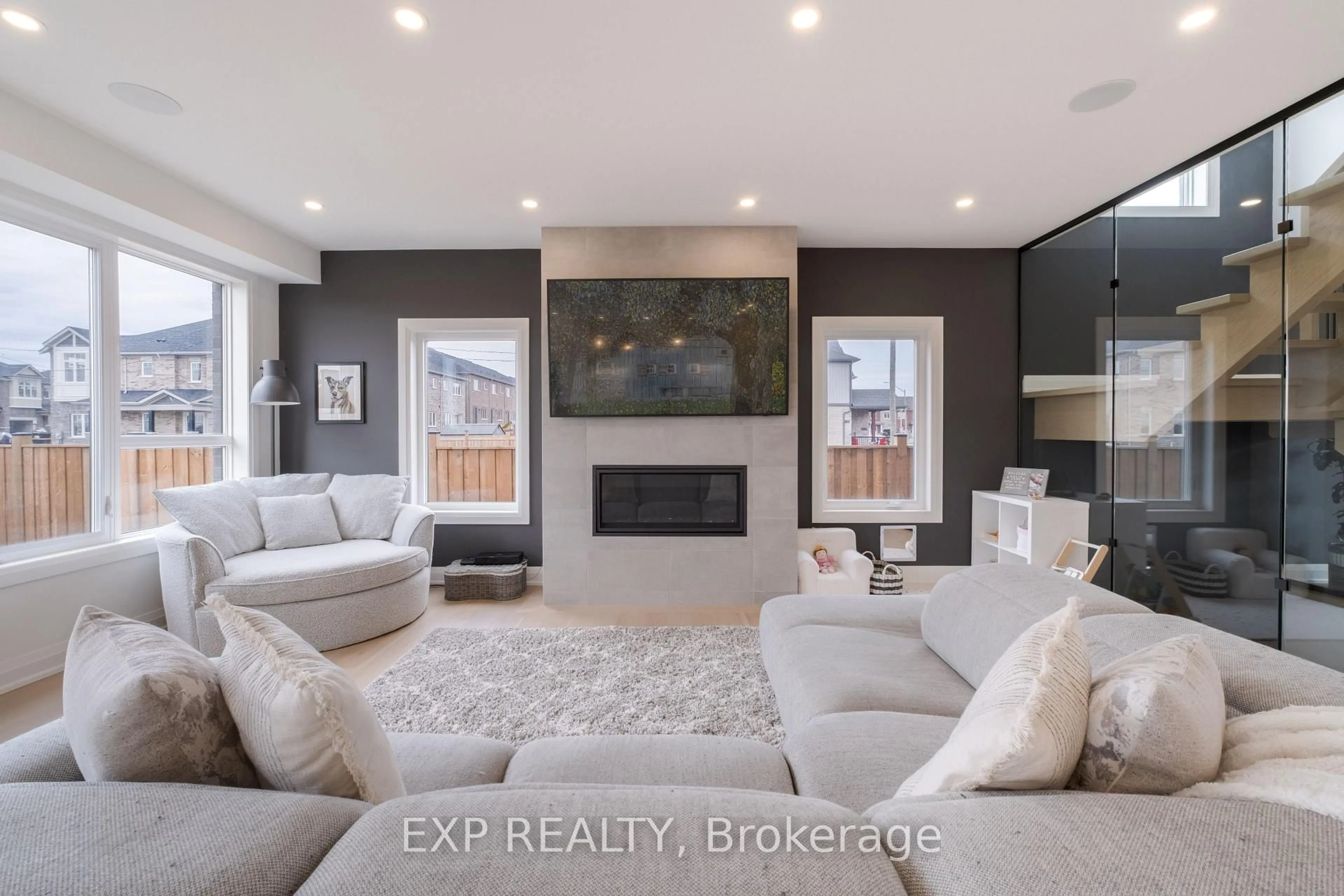Living room with furniture, ceramic/tile floor for 81 Homestead Way, Thorold Ontario L2V 0J8