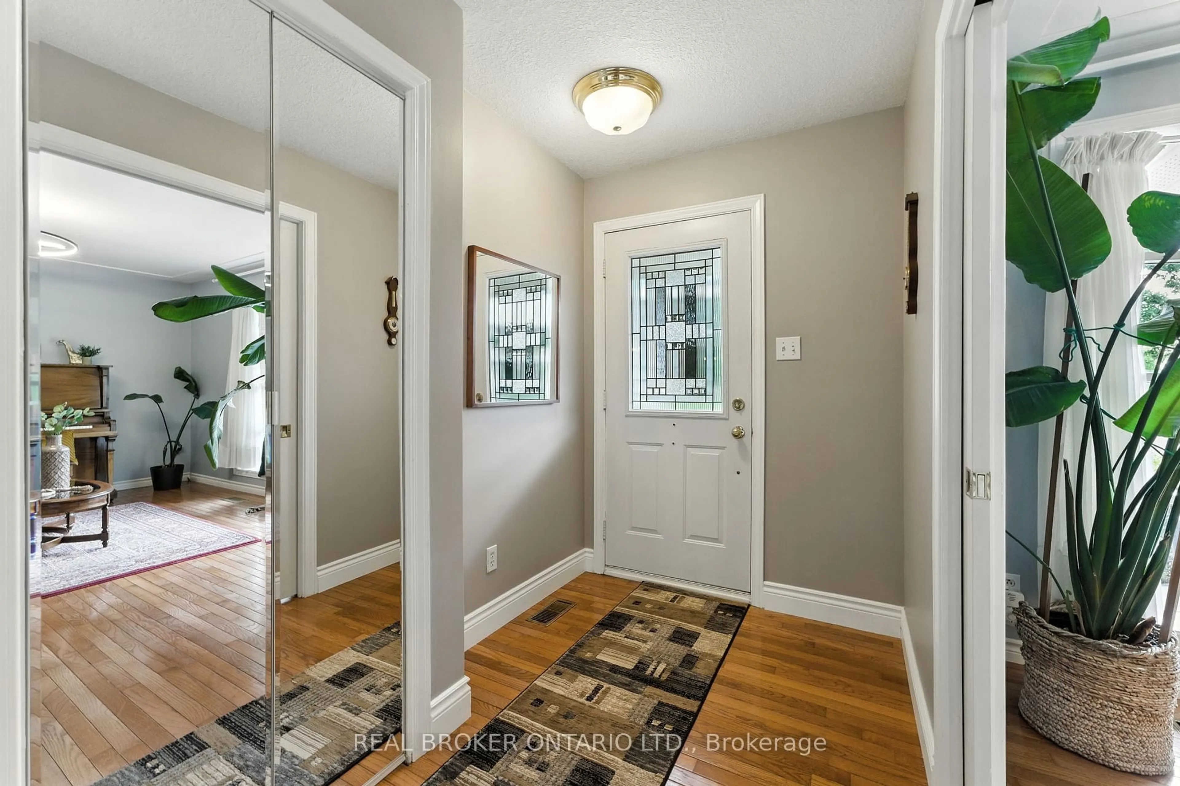 Indoor entryway for 111 Golf Course Rd, Woolwich Ontario N2J 4G8