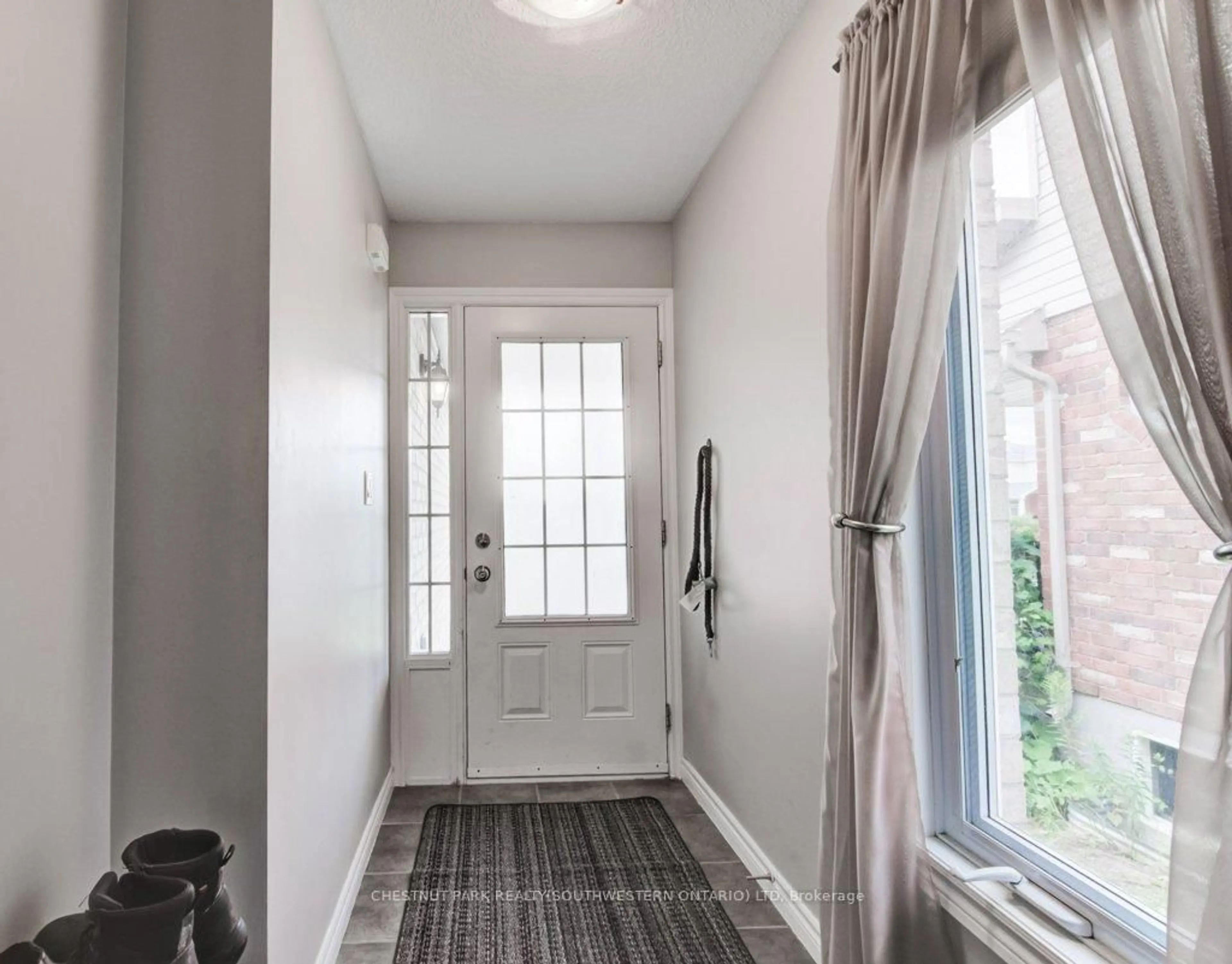 Indoor entryway for 404 Tealby Cres, Waterloo Ontario N2J 4Y8