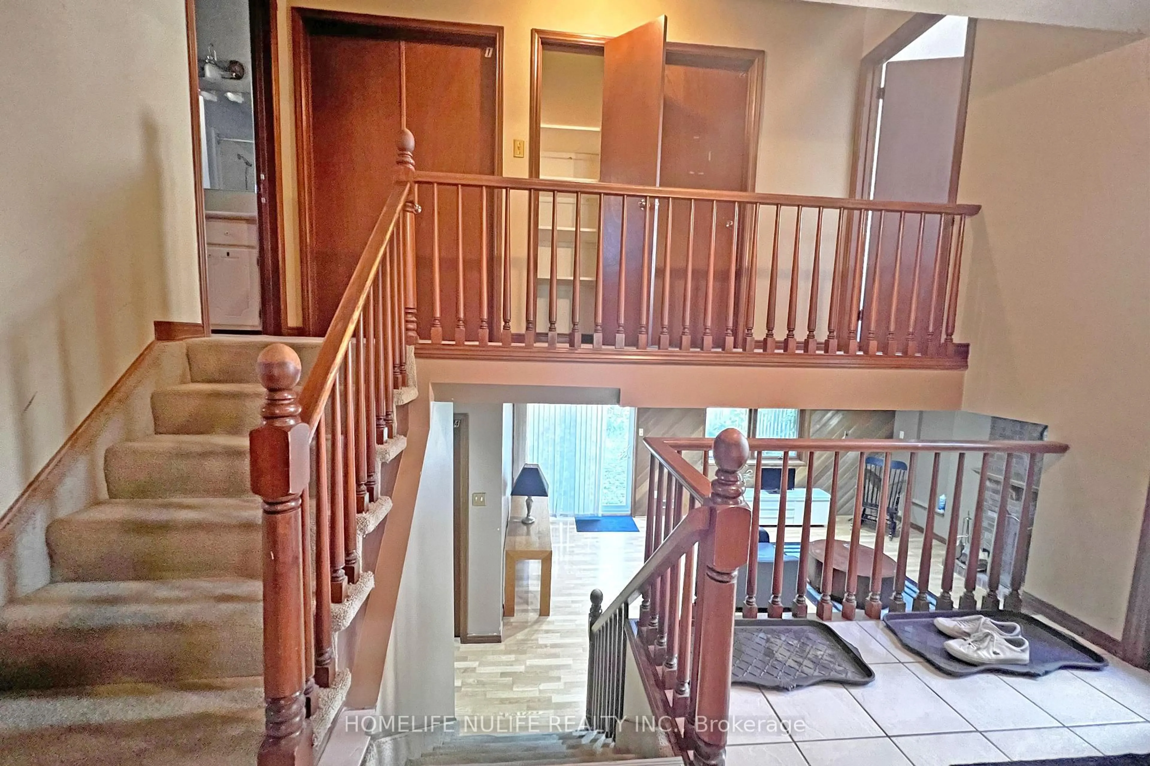 Indoor foyer for 141 Castlegrove Blvd, London North Ontario N6G 3T3