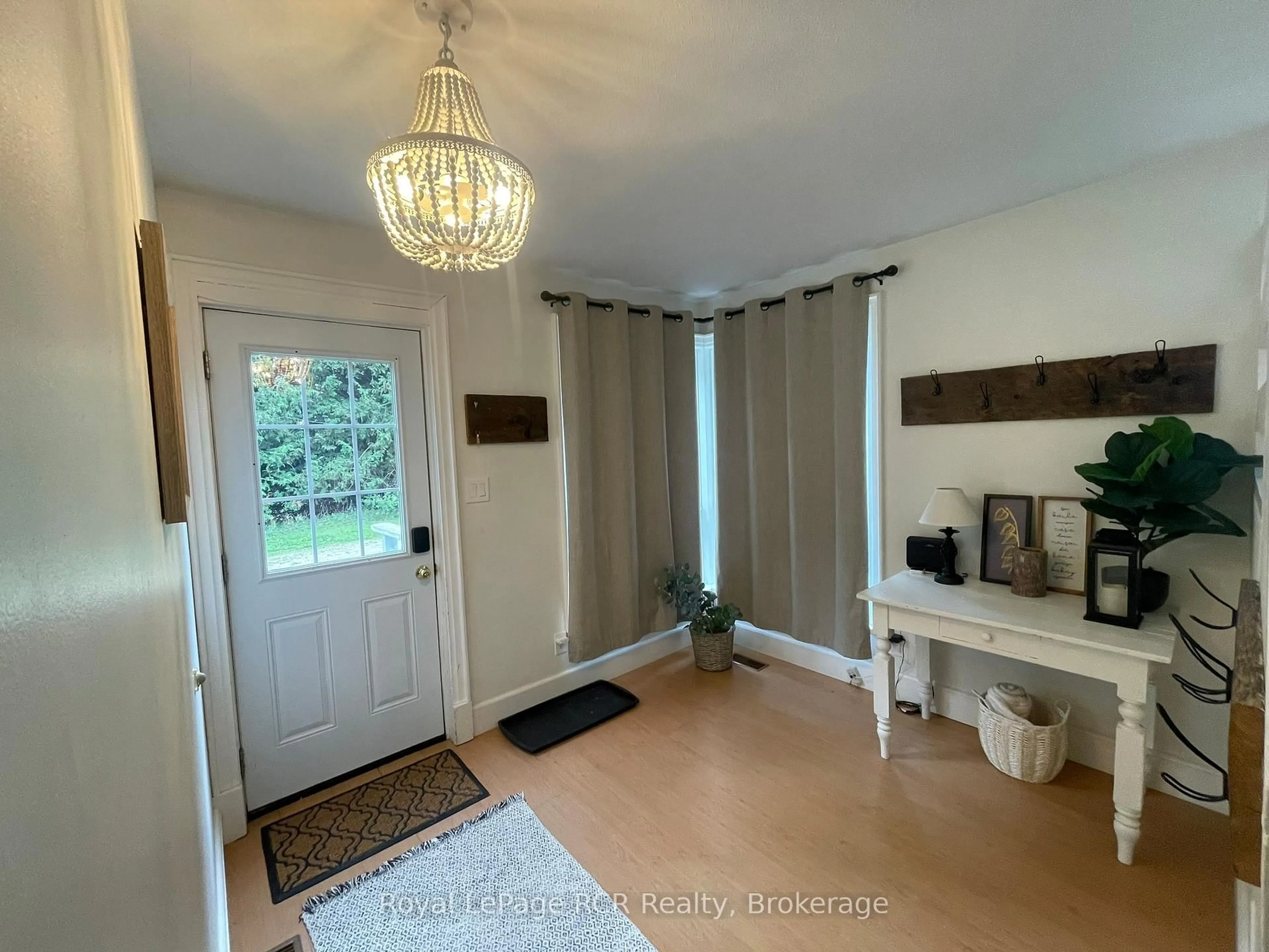 Indoor entryway for 121 Collingwood St, Grey Highlands Ontario N0C 1E0