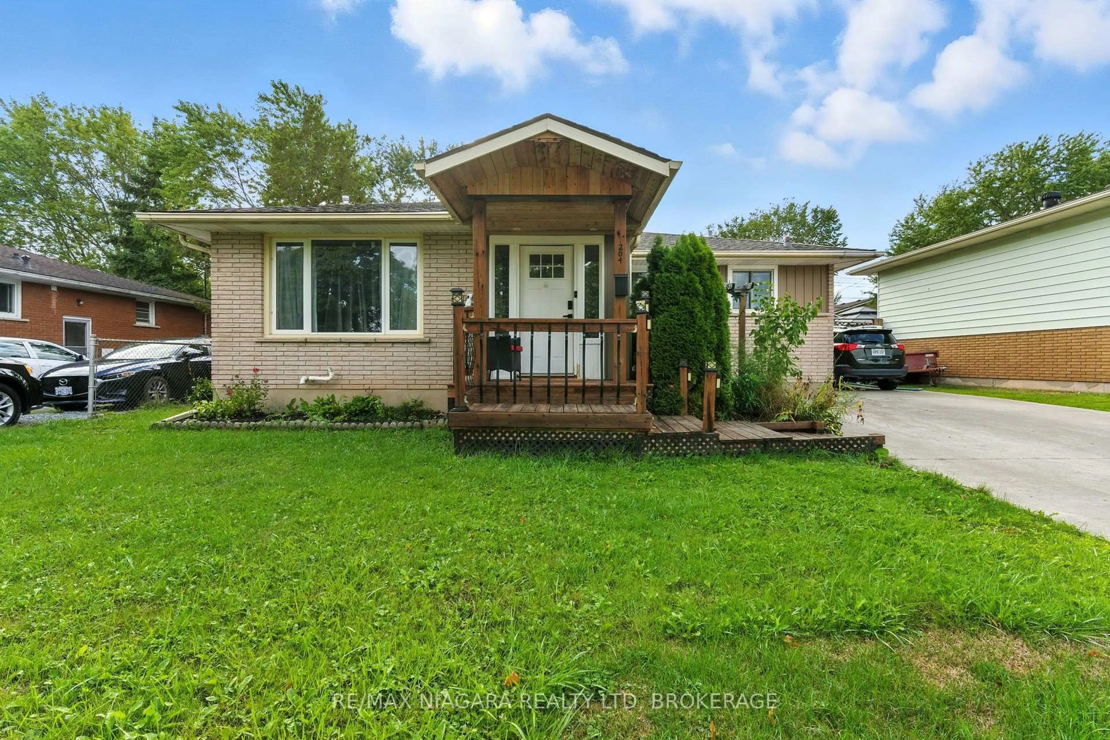 Home with vinyl exterior material, street for 204 Hildred St, Welland Ontario L3B 1N1