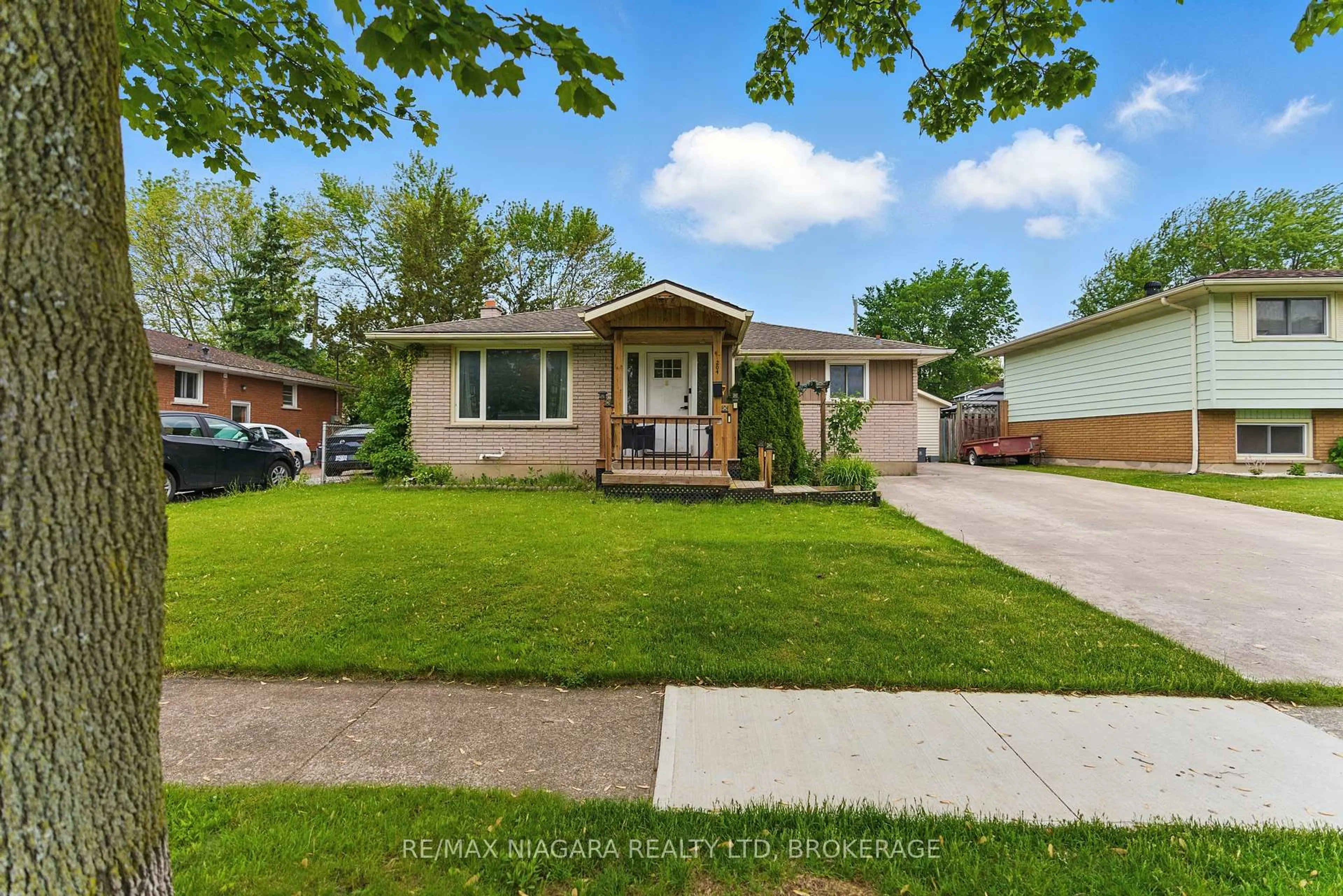 Home with vinyl exterior material, street for 204 Hildred St, Welland Ontario L3B 1N1