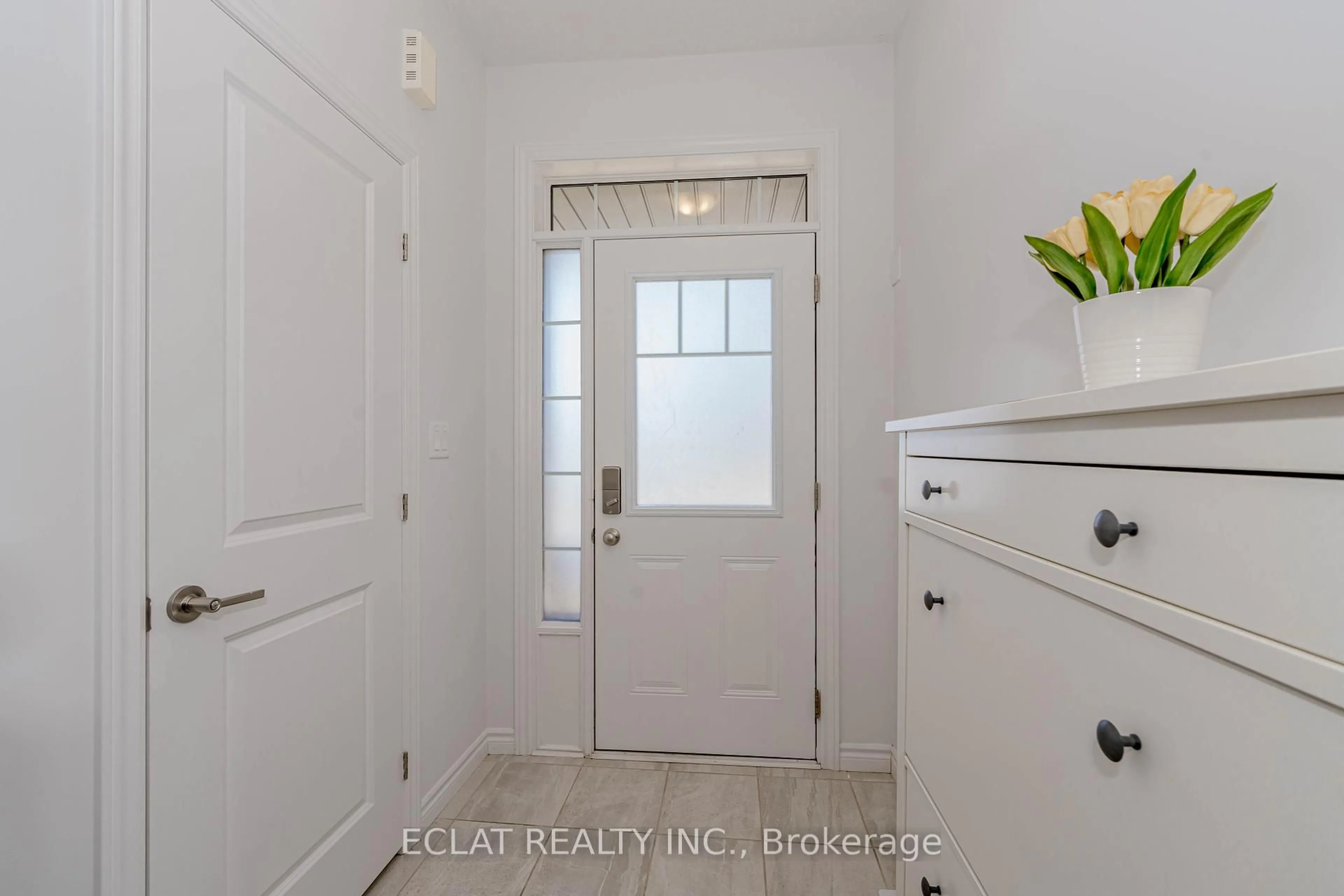 Indoor entryway for 1 Tom Brown Dr #19, Brant Ontario N3L 0H8