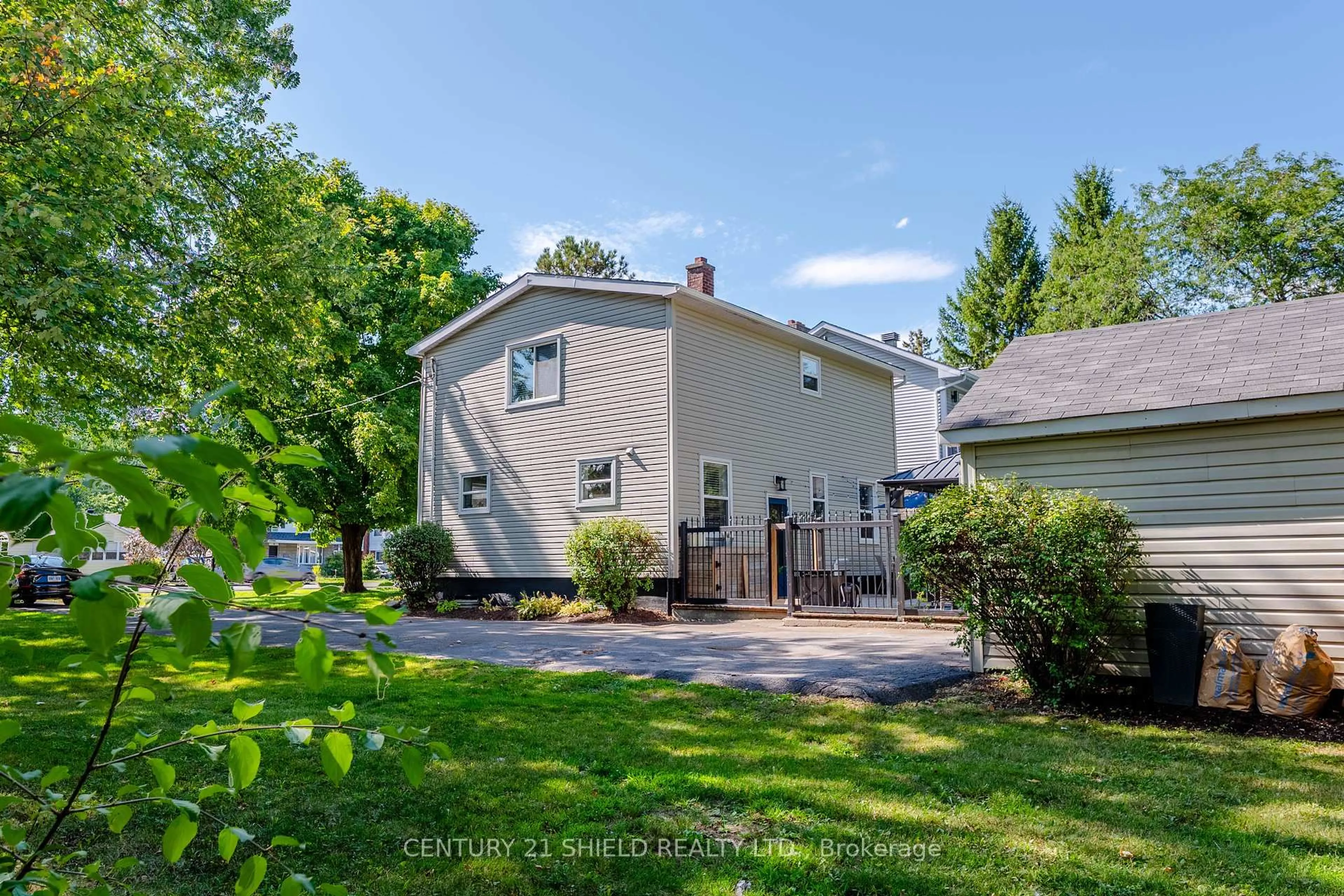 Unknown for 2081 Pitt St, Cornwall Ontario K6J 5G2