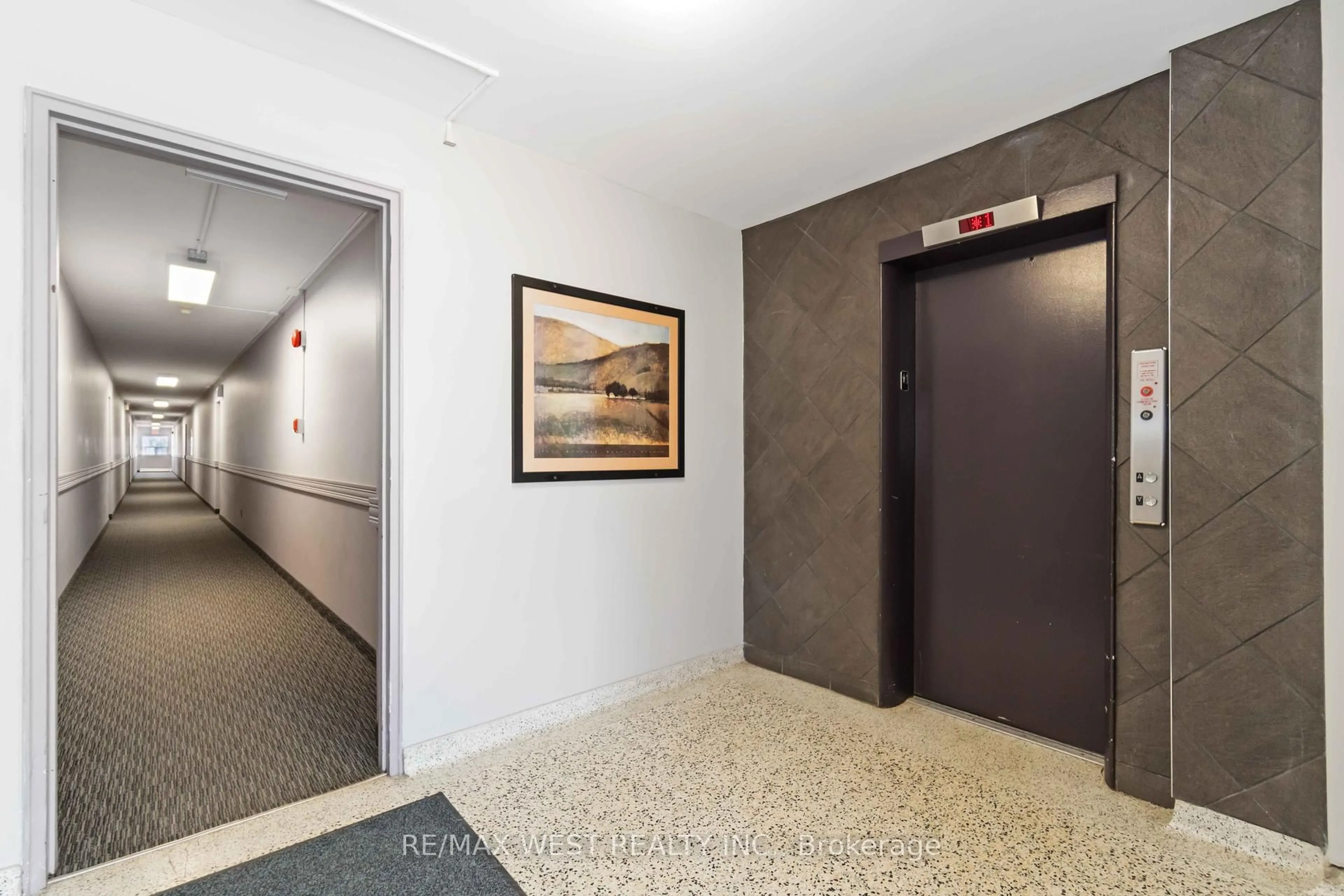 Indoor foyer for 283 Fairway Rd #90, Kitchener Ontario N2A 2P1