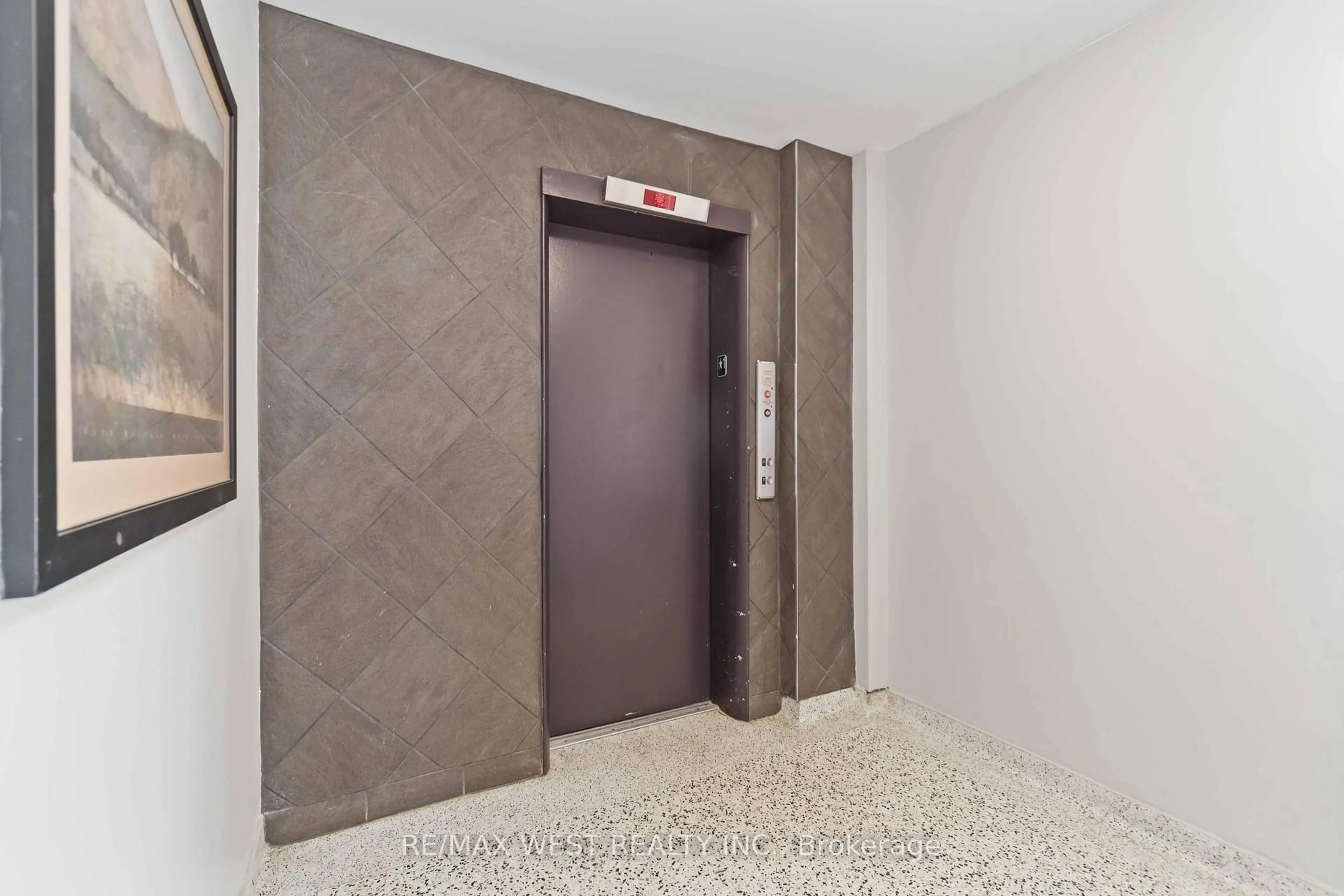 Indoor foyer for 283 Fairway Rd #90, Kitchener Ontario N2A 2P1