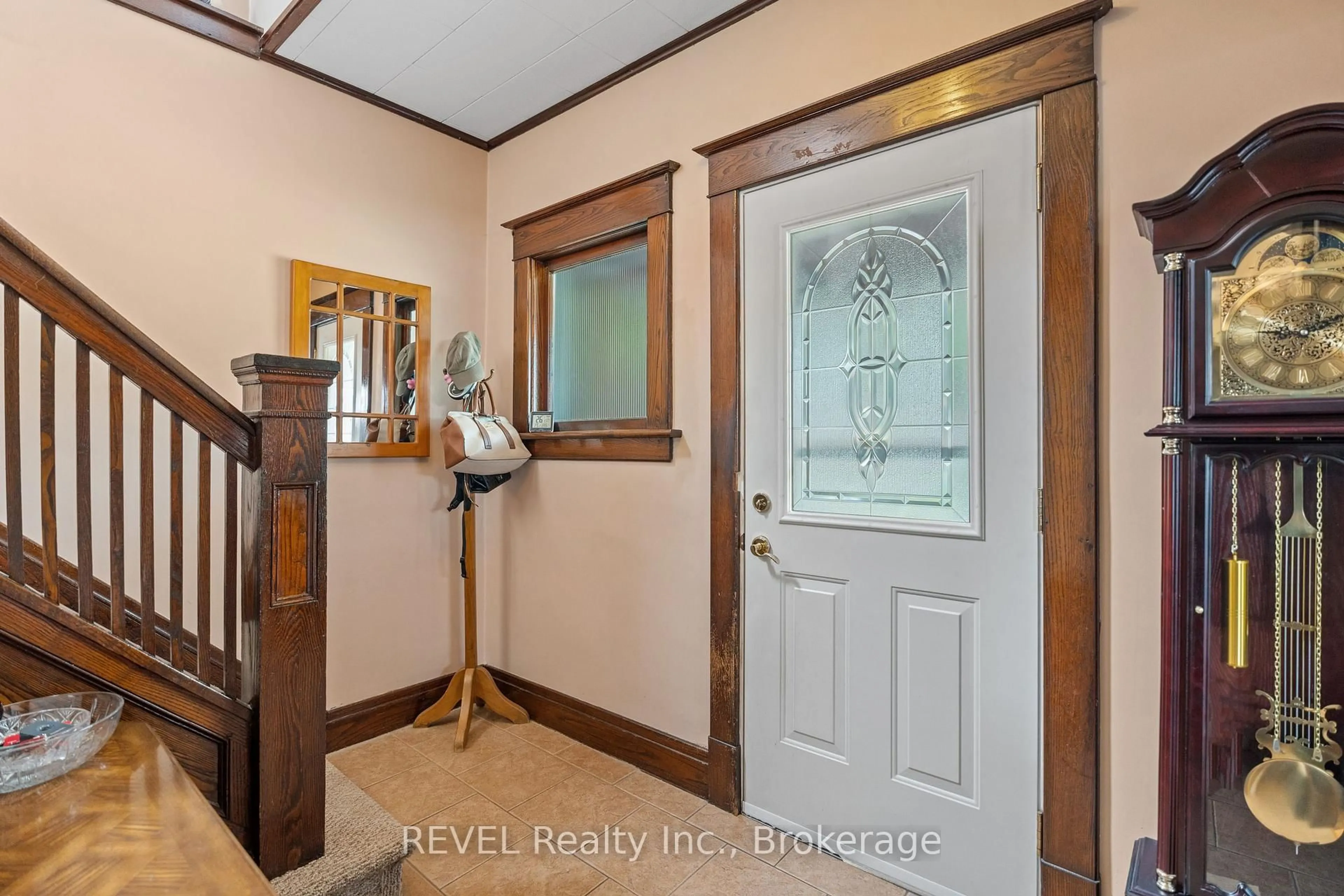 Indoor foyer for 4743 Epworth Circ, Niagara Falls Ontario L2E 1E1