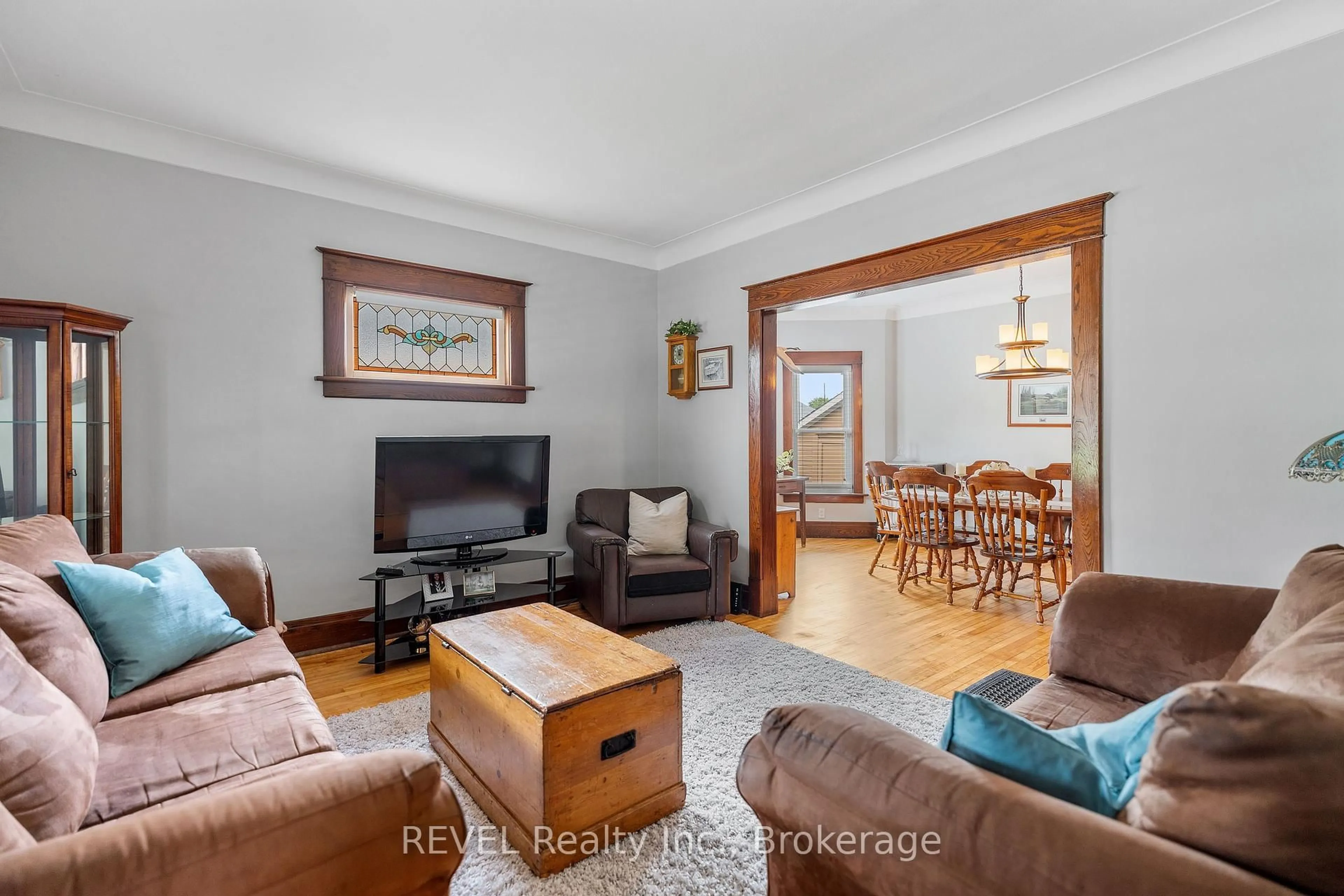 Living room with furniture, wood/laminate floor for 4743 Epworth Circ, Niagara Falls Ontario L2E 1E1