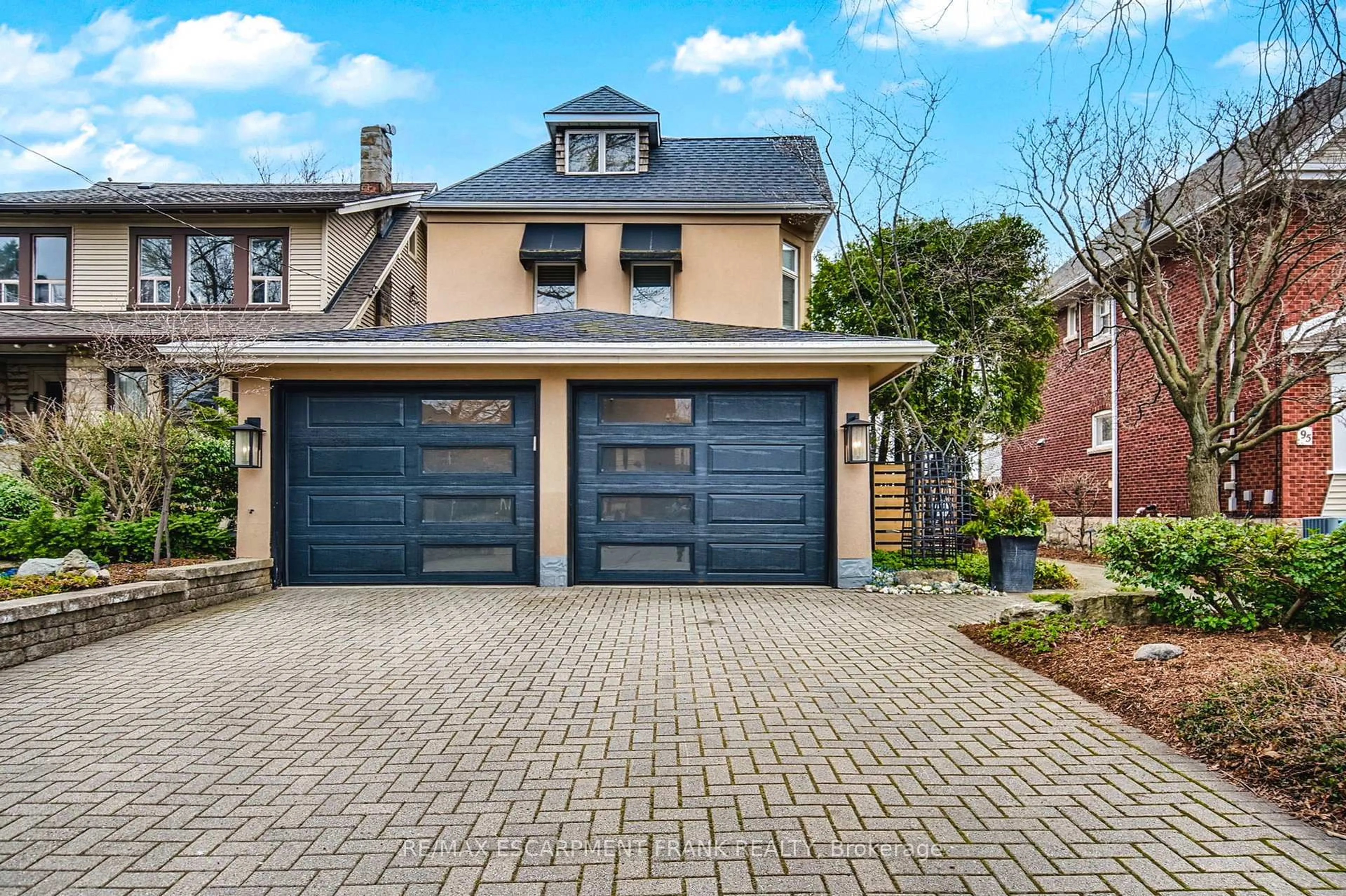 Home with brick exterior material, street for 91 MOUNTAIN PARK Ave, Hamilton Ontario L9A 1A1