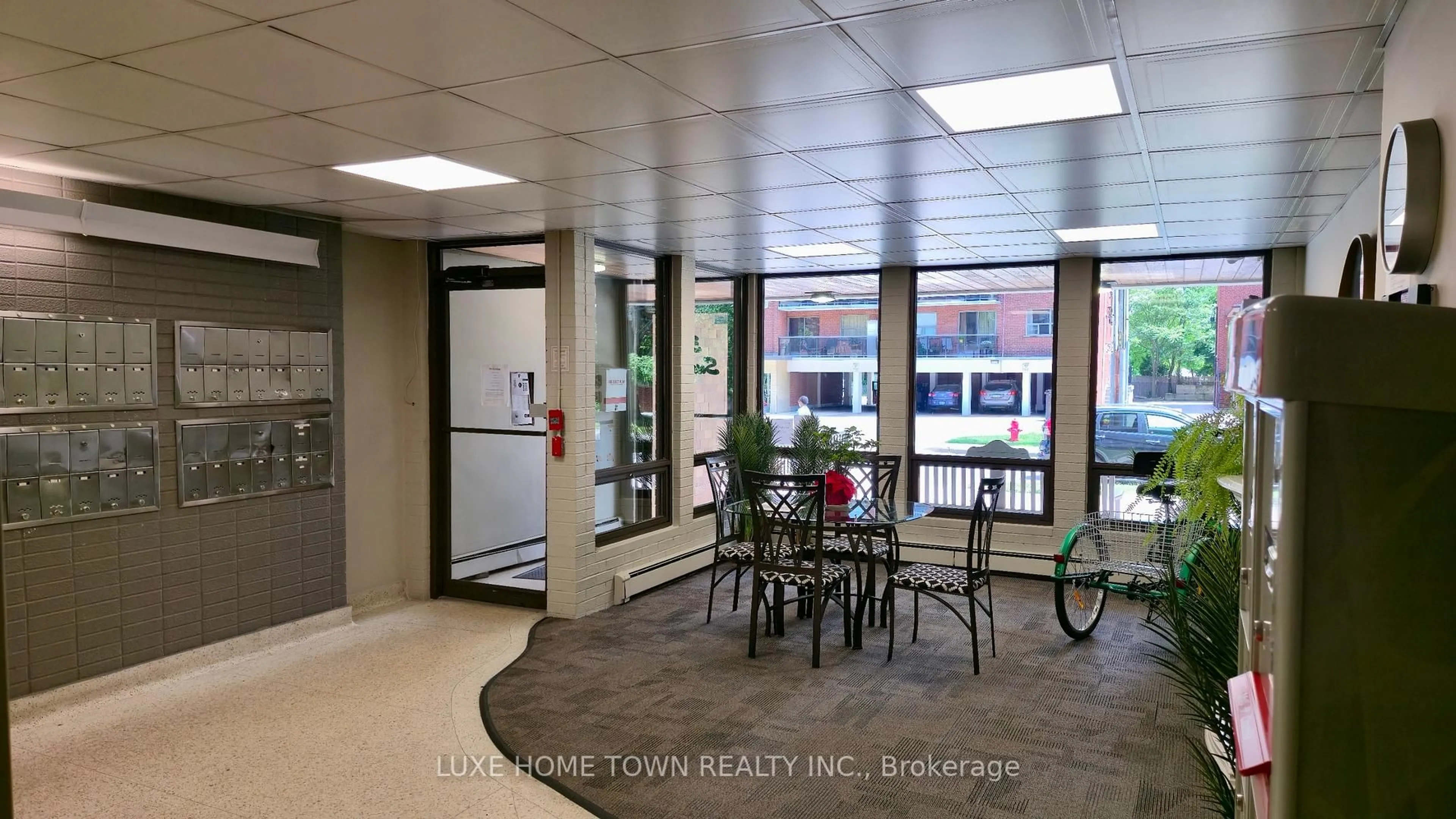 Indoor foyer for 30 Summit Ave #503, Hamilton Ontario L8V 2R8