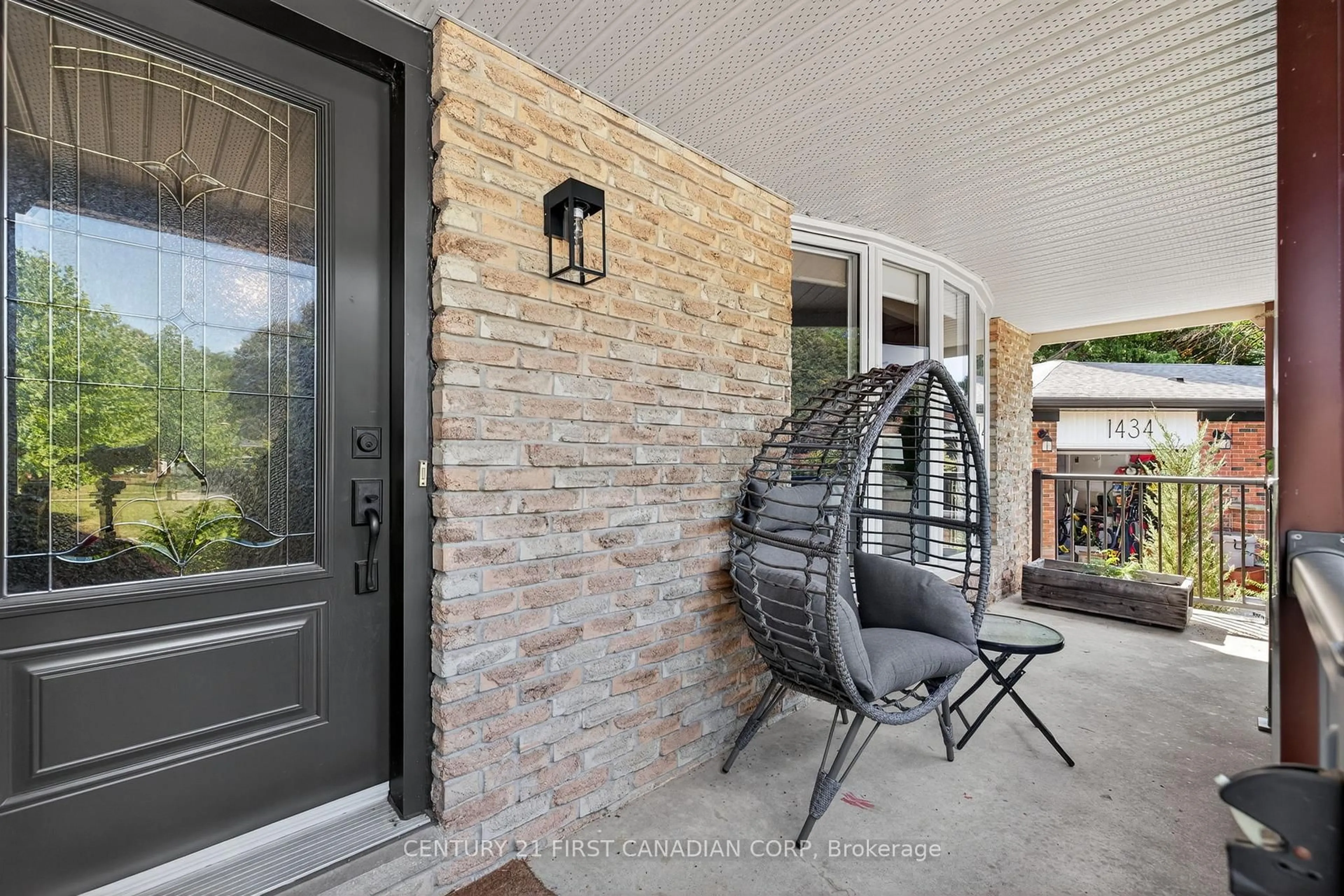 Indoor entryway for 1432 Norman Pl, London South Ontario N6K 2S7