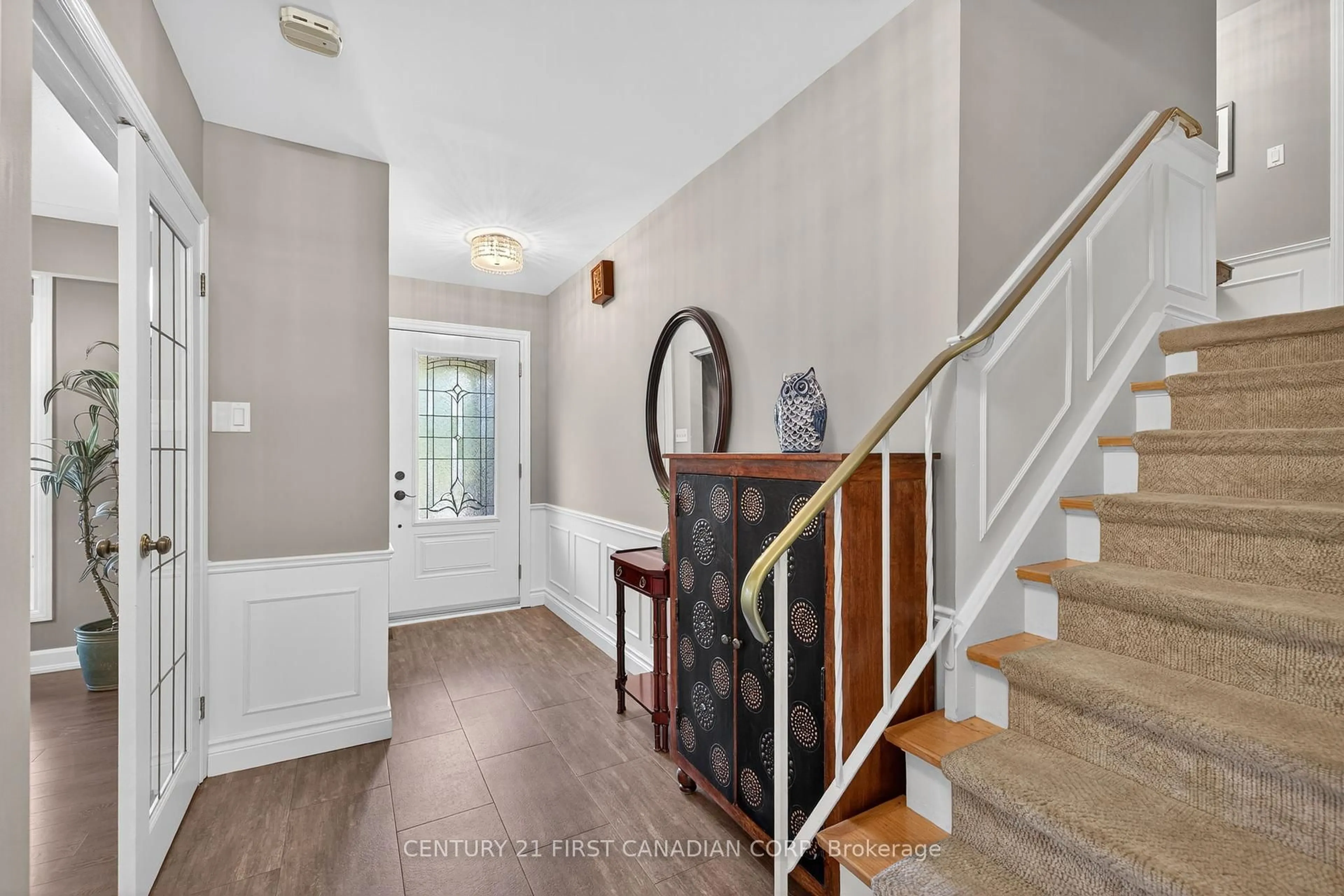 Indoor entryway for 1432 Norman Pl, London South Ontario N6K 2S7