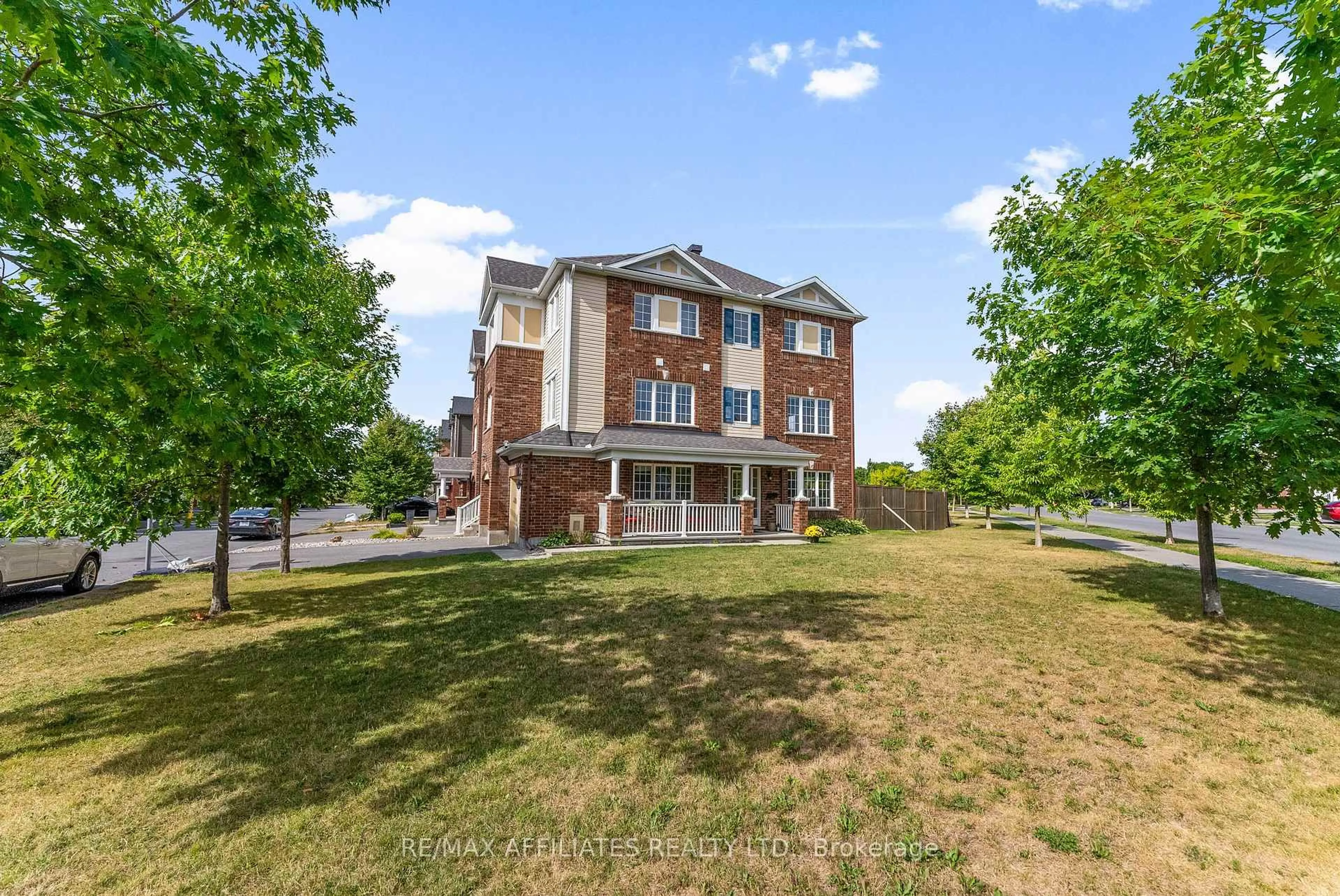 A pic from outside/outdoor area/front of a property/back of a property/a pic from drone, street for 407 Coldwater Cres, Ottawa Ontario K2M 0J3