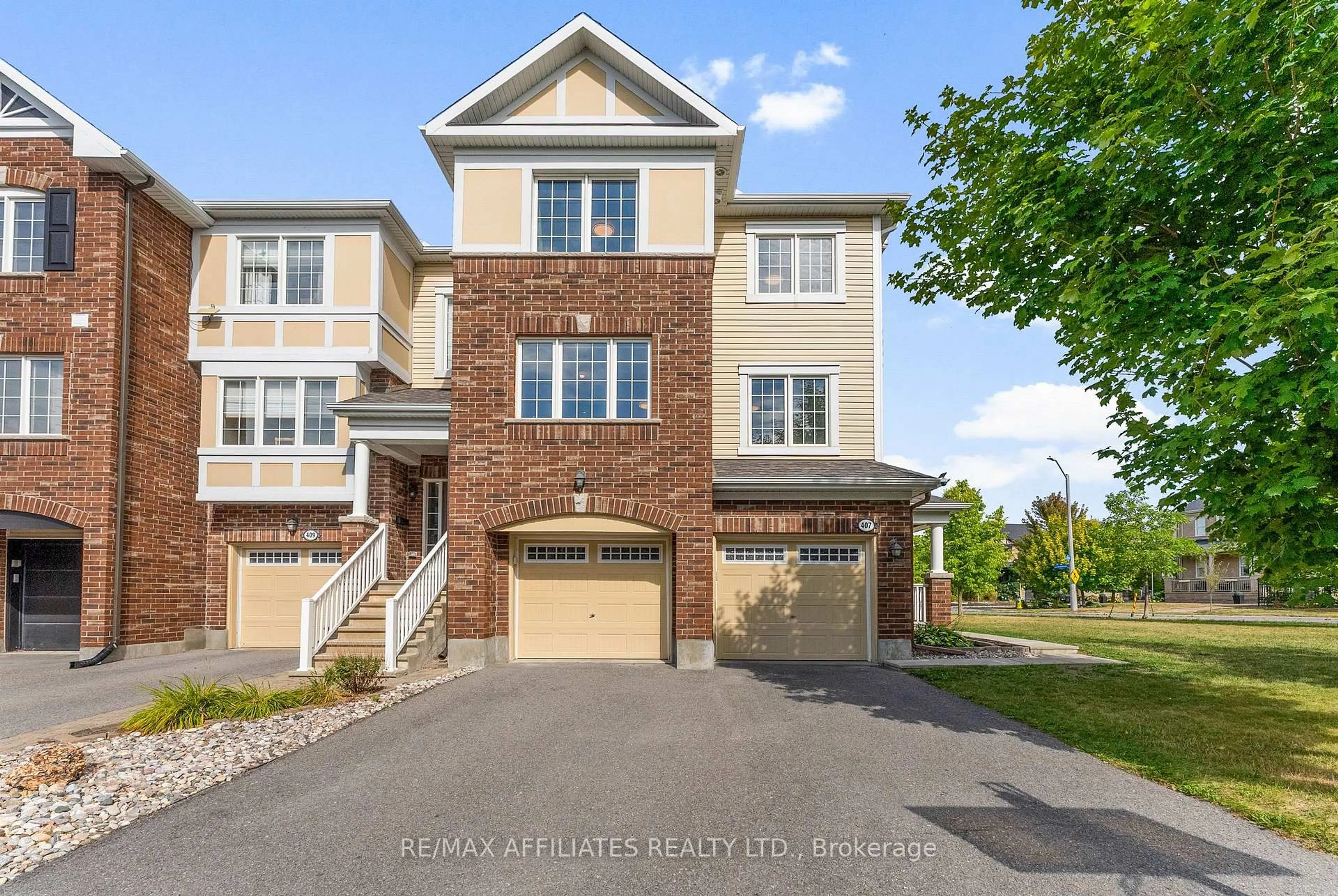 A pic from outside/outdoor area/front of a property/back of a property/a pic from drone, street for 407 Coldwater Cres, Ottawa Ontario K2M 0J3
