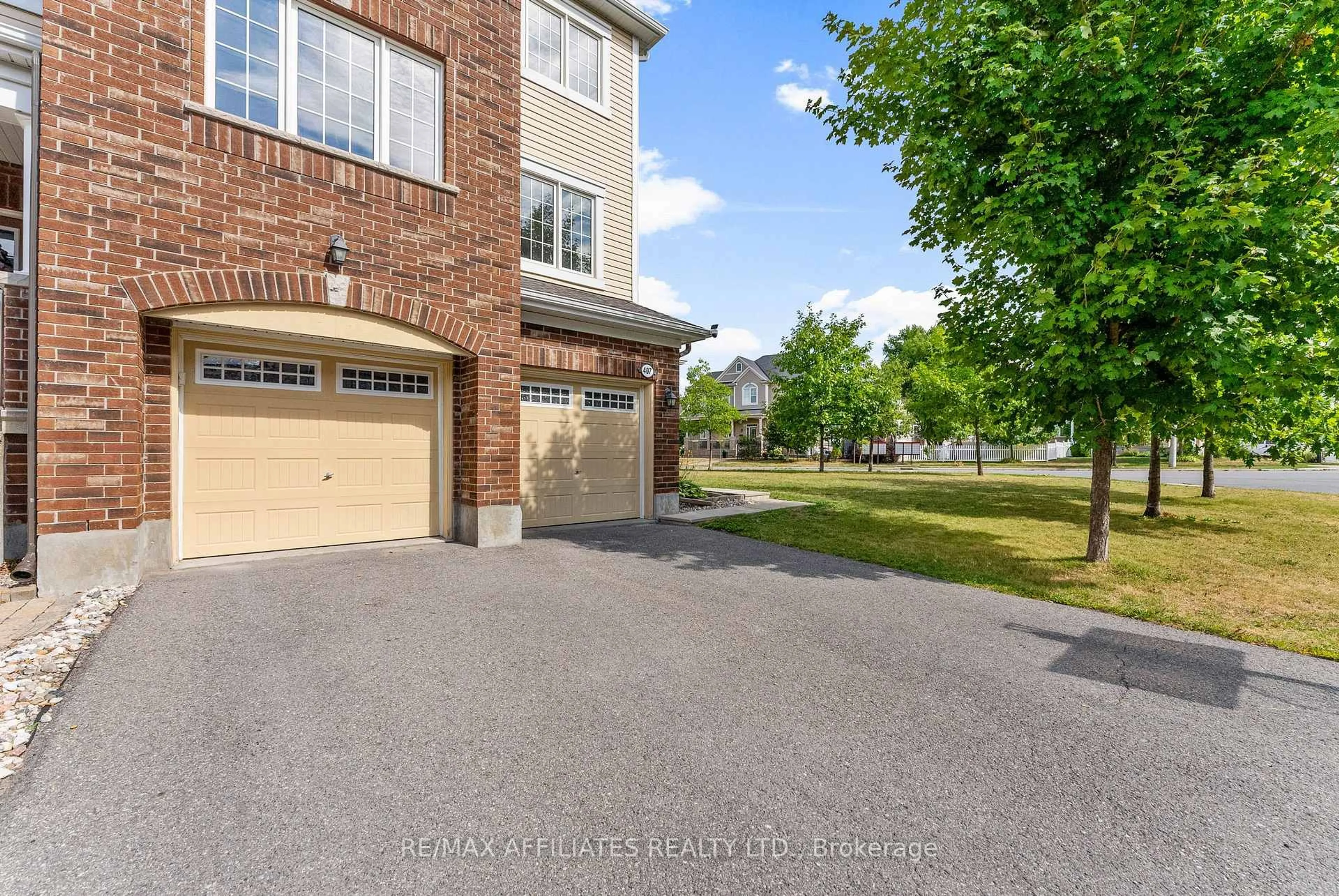 A pic from outside/outdoor area/front of a property/back of a property/a pic from drone, street for 407 Coldwater Cres, Ottawa Ontario K2M 0J3