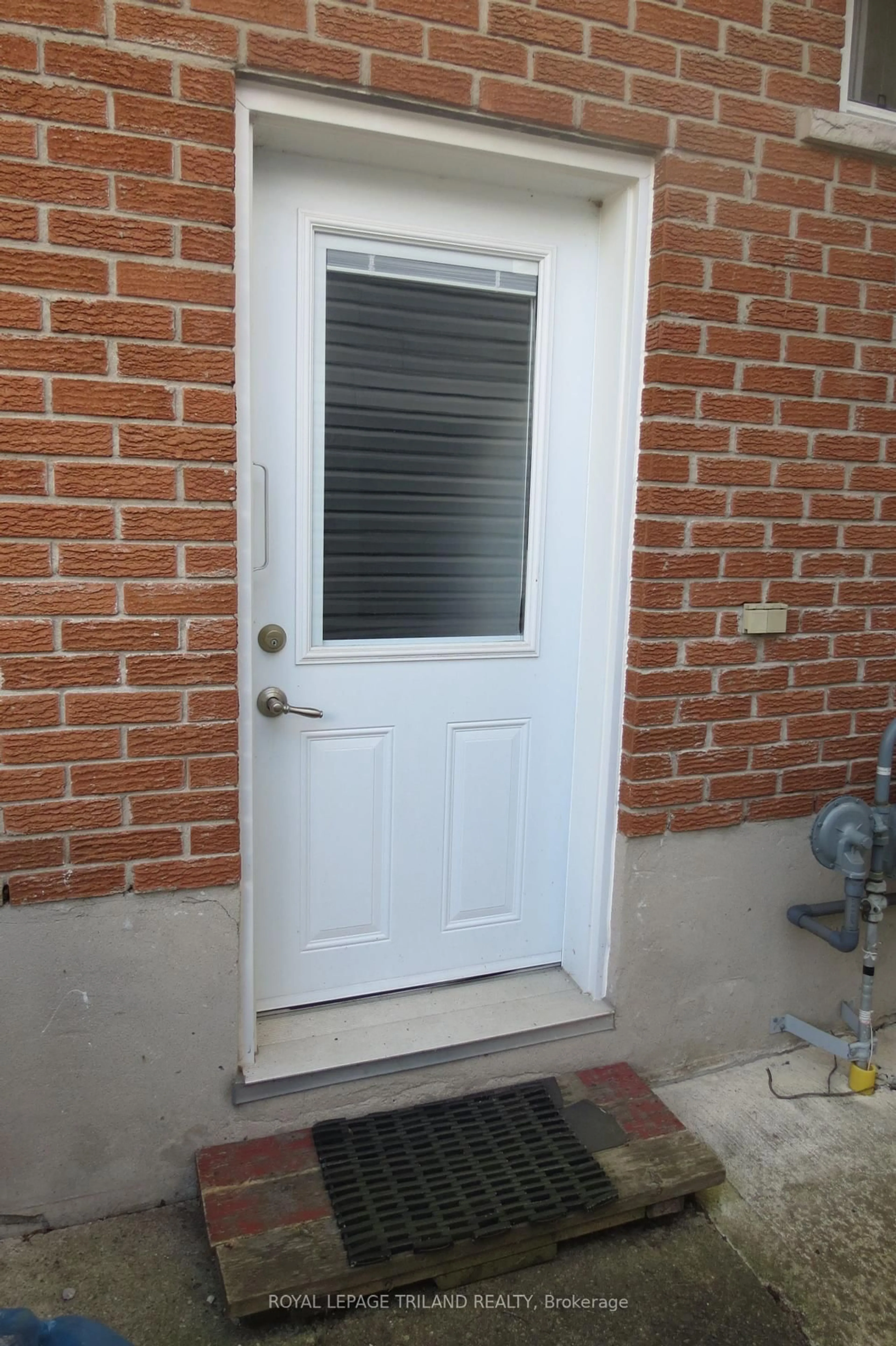 Indoor entryway for 17 Clemens St, London East Ontario N5Y 1H5