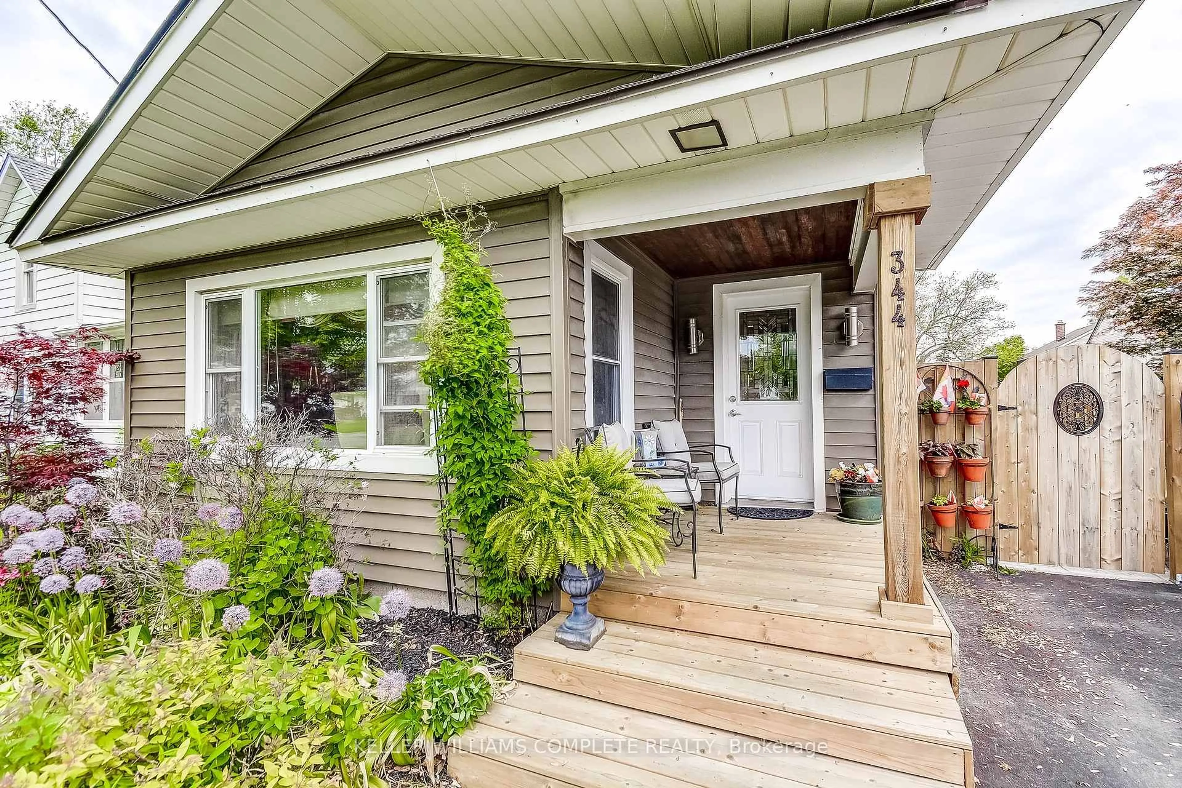 Indoor entryway for 344 PHIPPS St, Fort Erie Ontario L2A 2V8