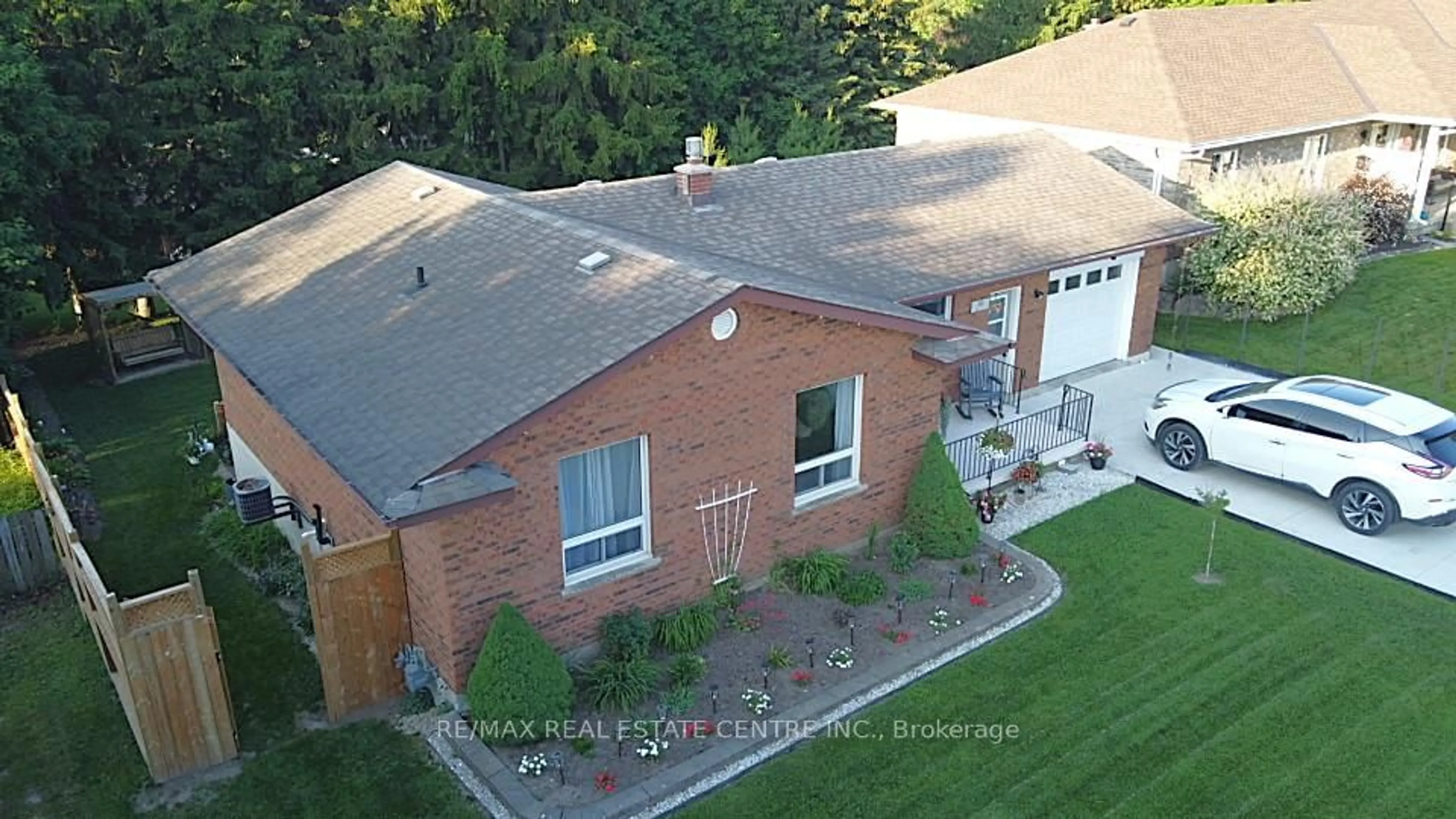 A pic from outside/outdoor area/front of a property/back of a property/a pic from drone, building for 30 High St, Mapleton Ontario N0G 1P0