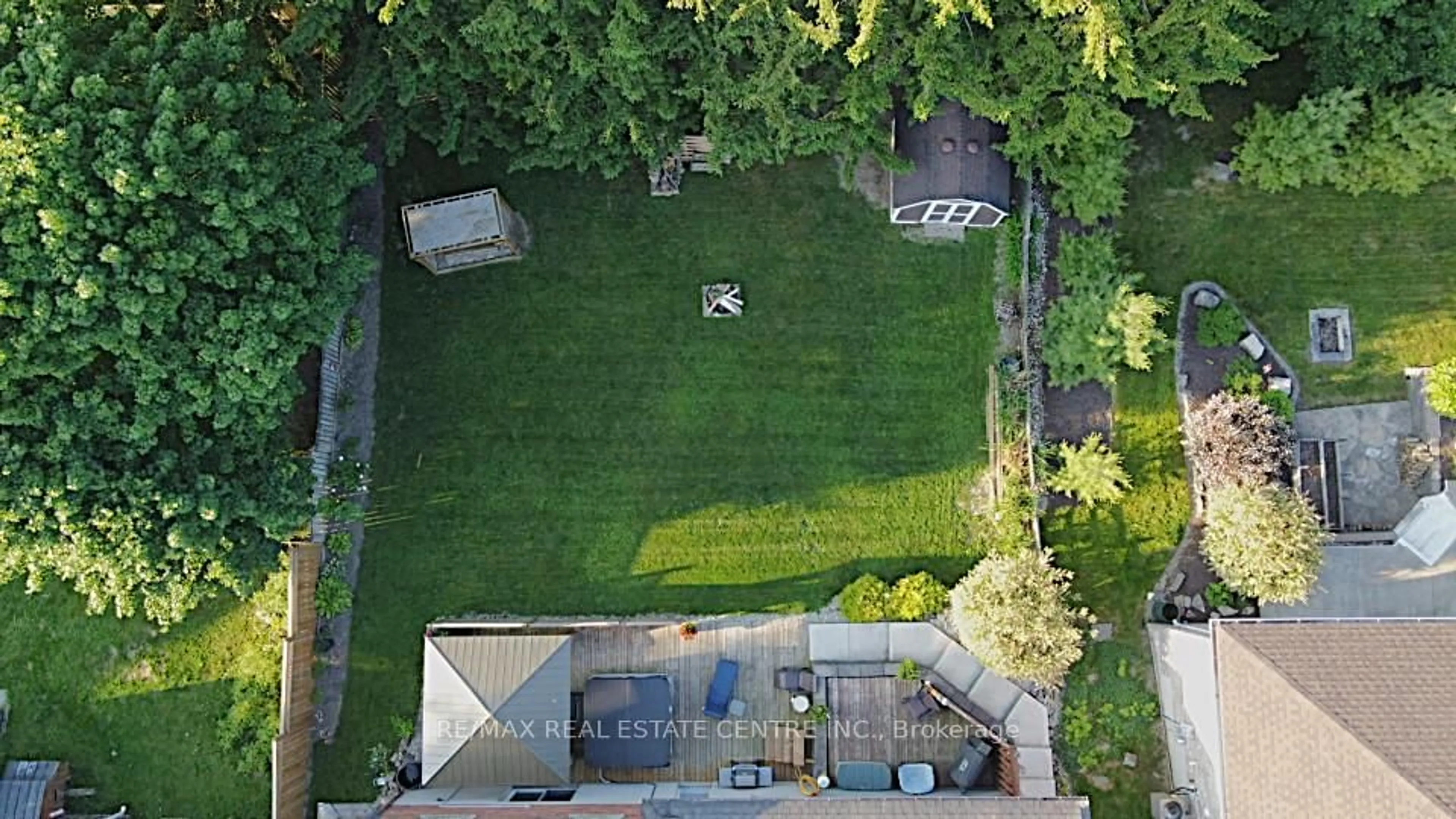 A pic from outside/outdoor area/front of a property/back of a property/a pic from drone, street for 30 High St, Mapleton Ontario N0G 1P0