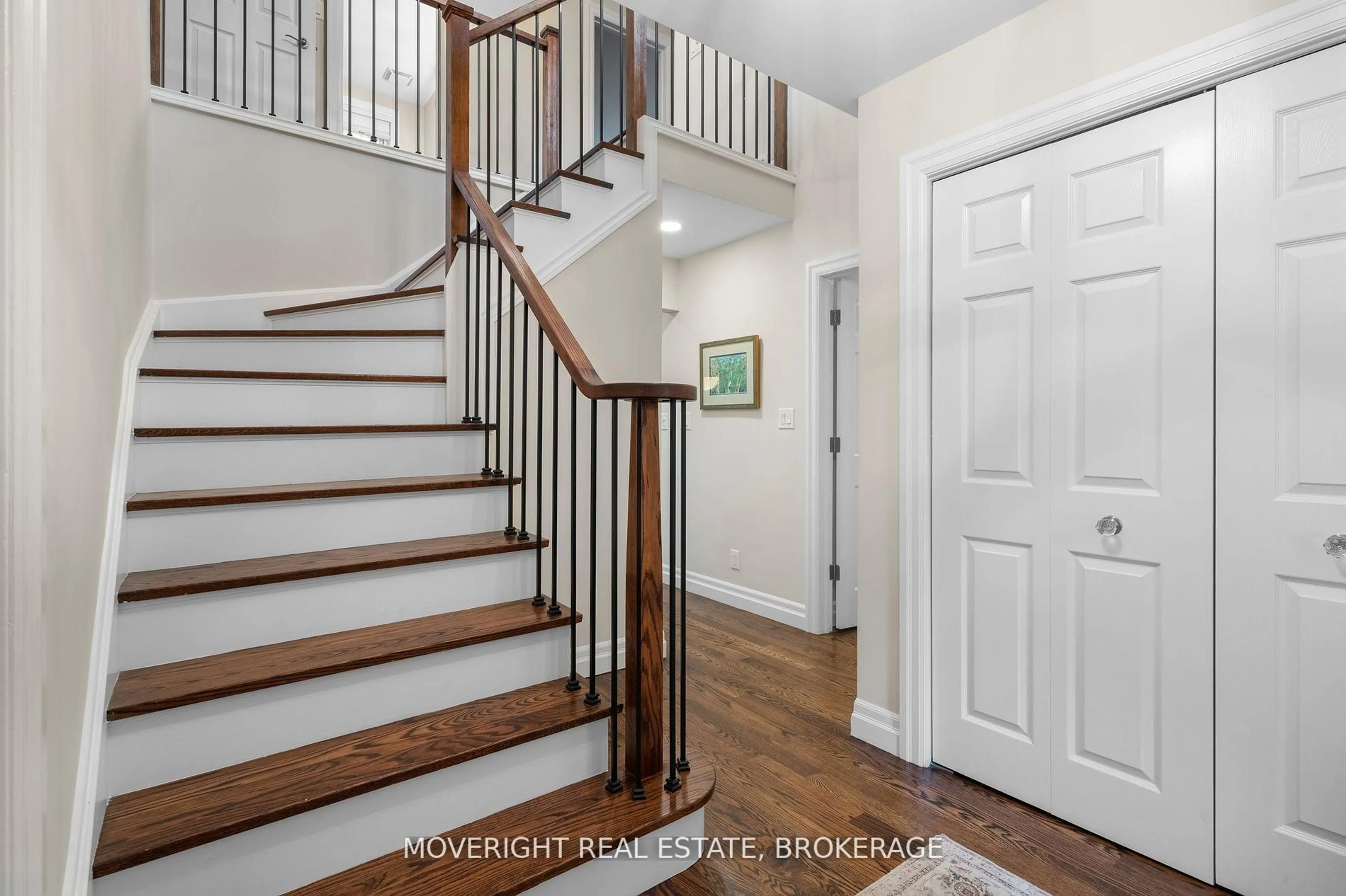 Indoor entryway for 74 Port Master Dr, St. Catharines Ontario L2N 7H6