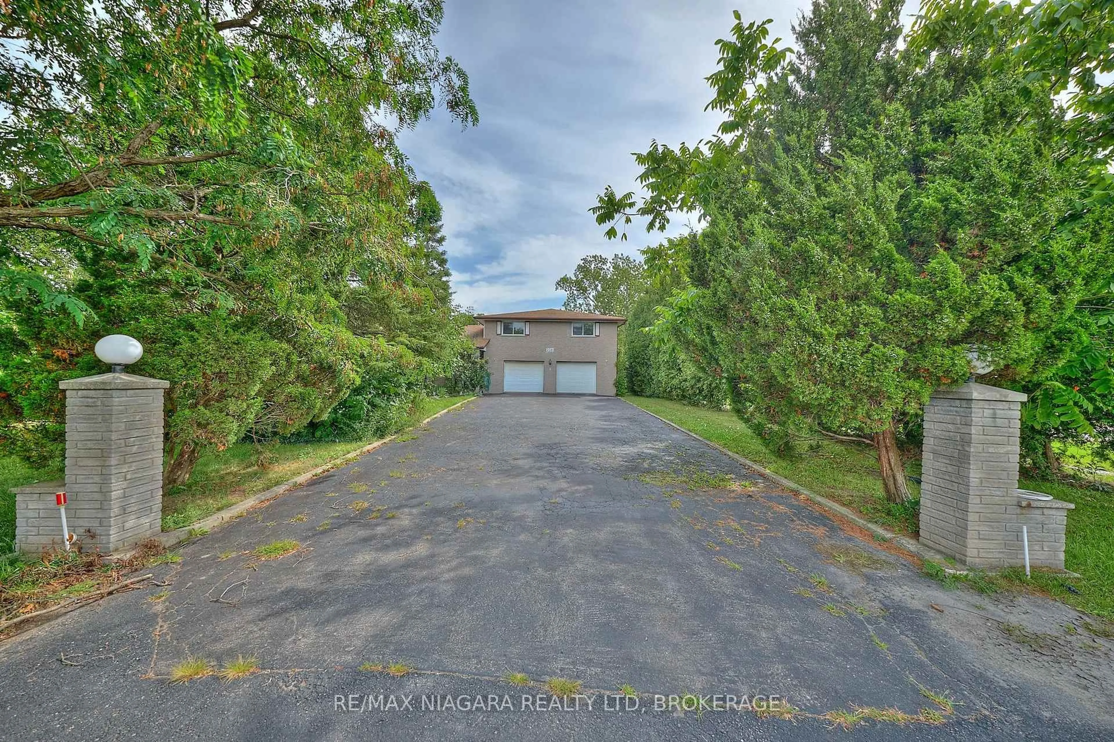 A pic from outside/outdoor area/front of a property/back of a property/a pic from drone, unknown for 228 Doans Ridge Rd, Welland Ontario L3B 5N7