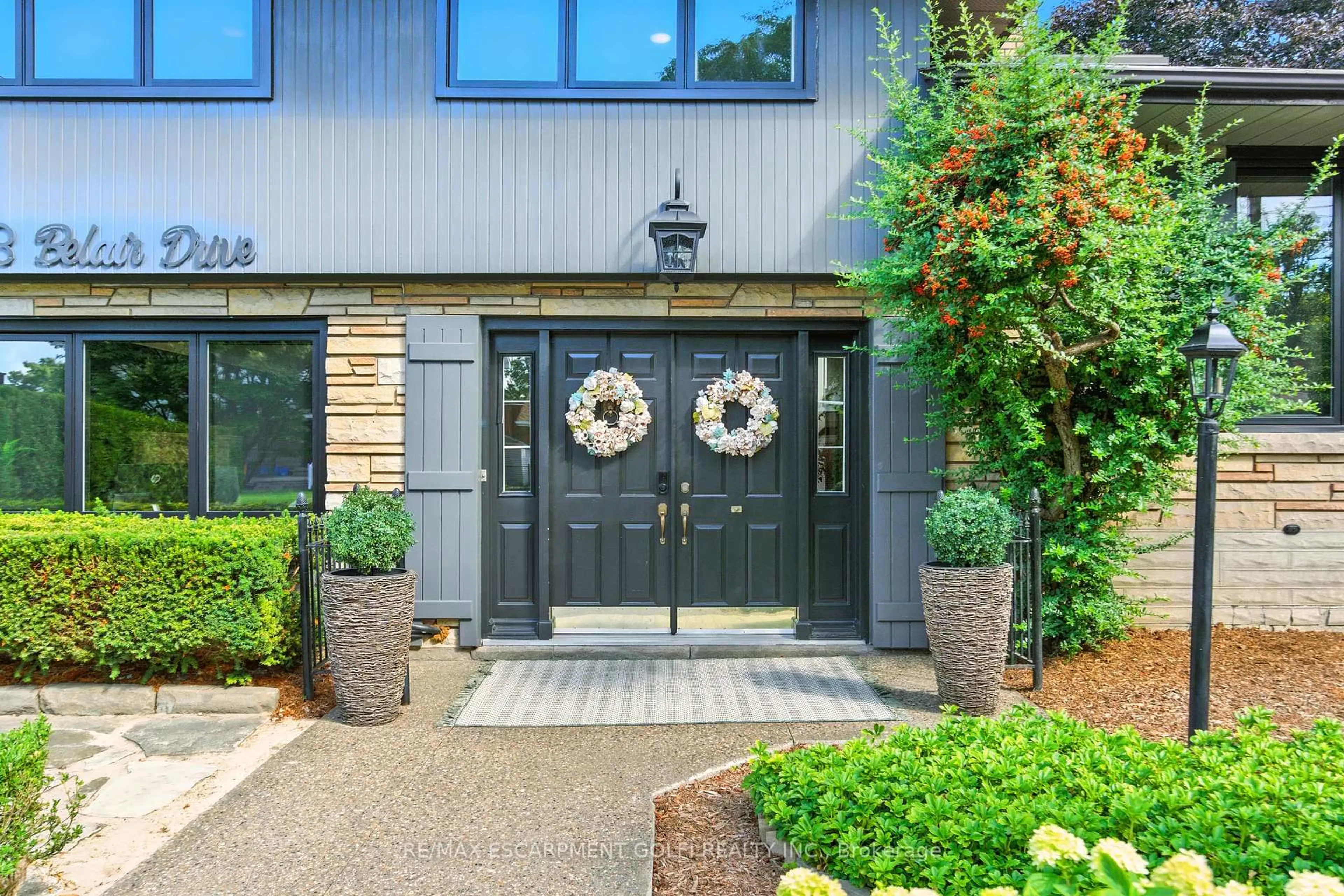 Indoor entryway for 43 Belair Dr, Hamilton Ontario L9A 2Z3