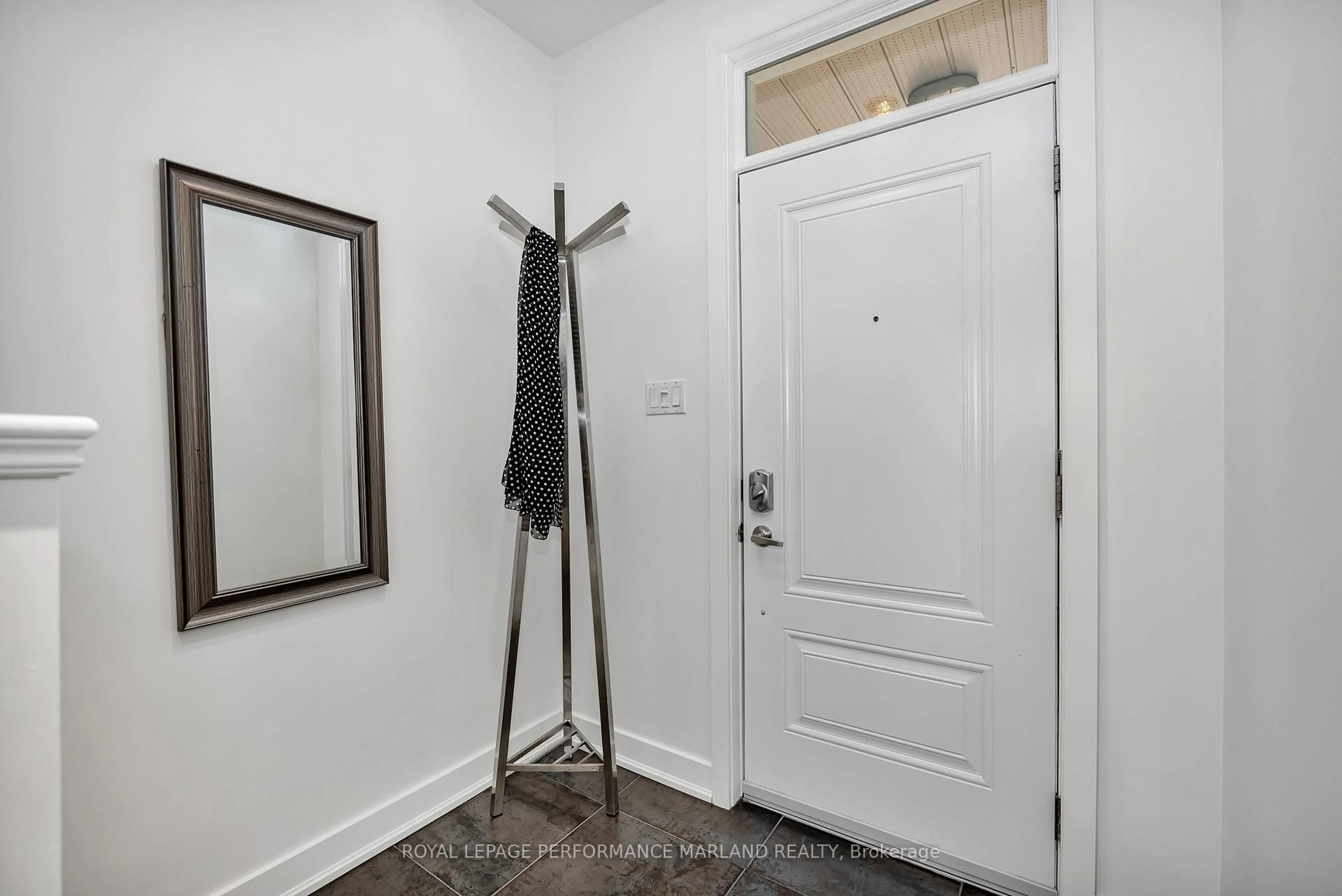 Indoor entryway for 174 Hawthorne Ave, Ottawa Ontario K1S 0B5