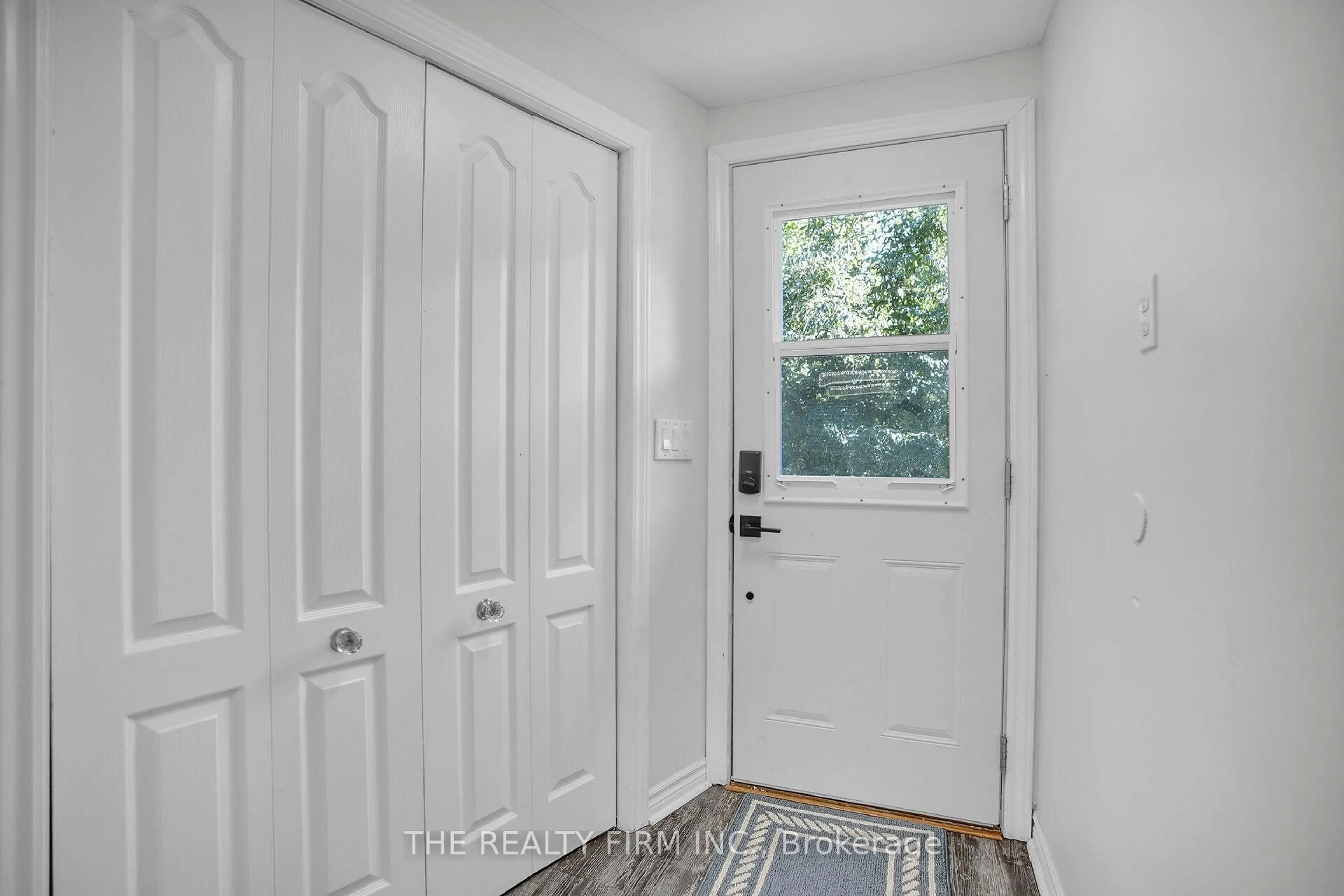 Indoor entryway for 3692 BEVERLY Glen, Plympton-Wyoming Ontario N0N 1E0