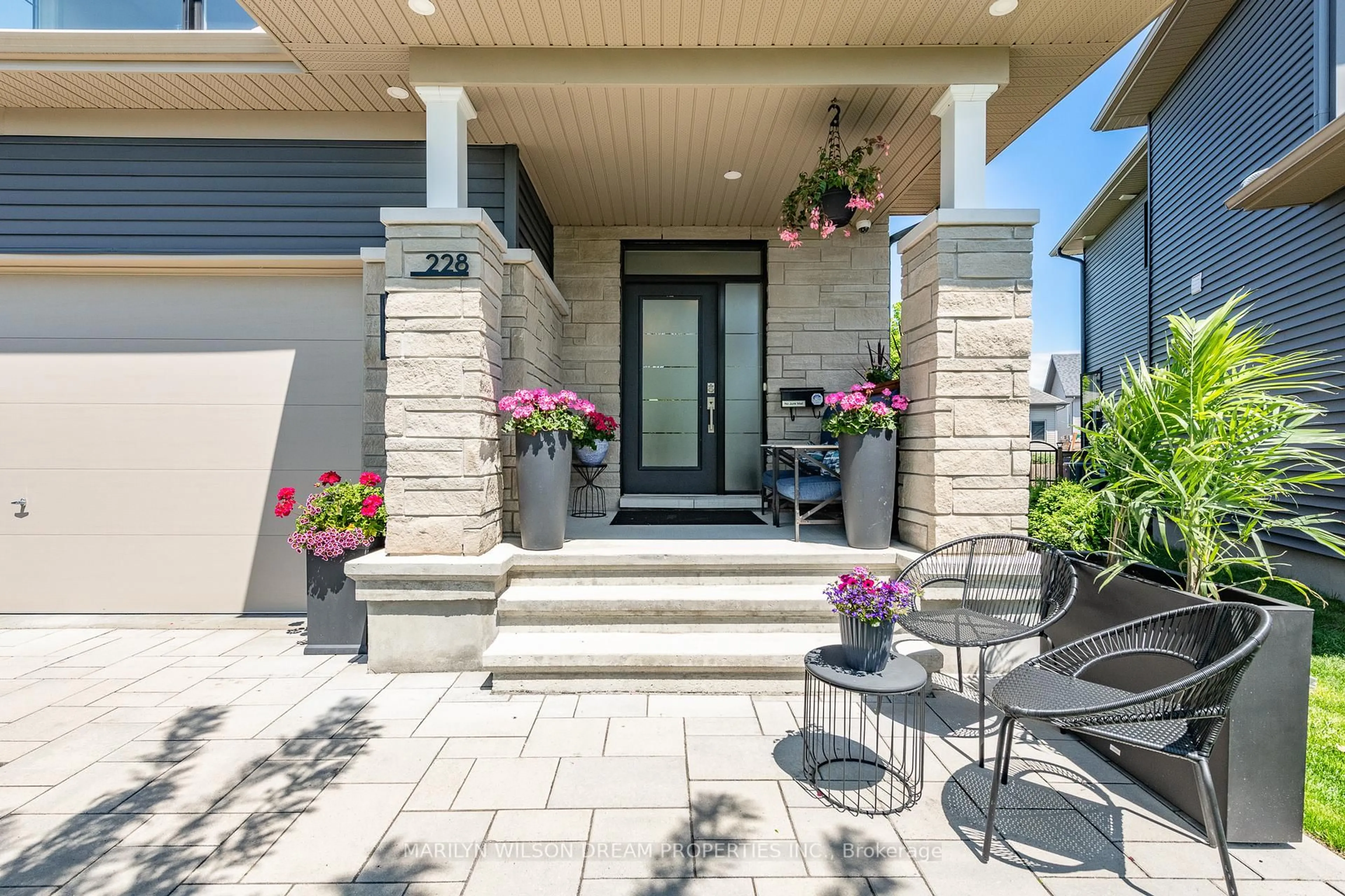 Patio, street for 228 Onyx Cres, Clarence-Rockland Ontario K4K 0H5