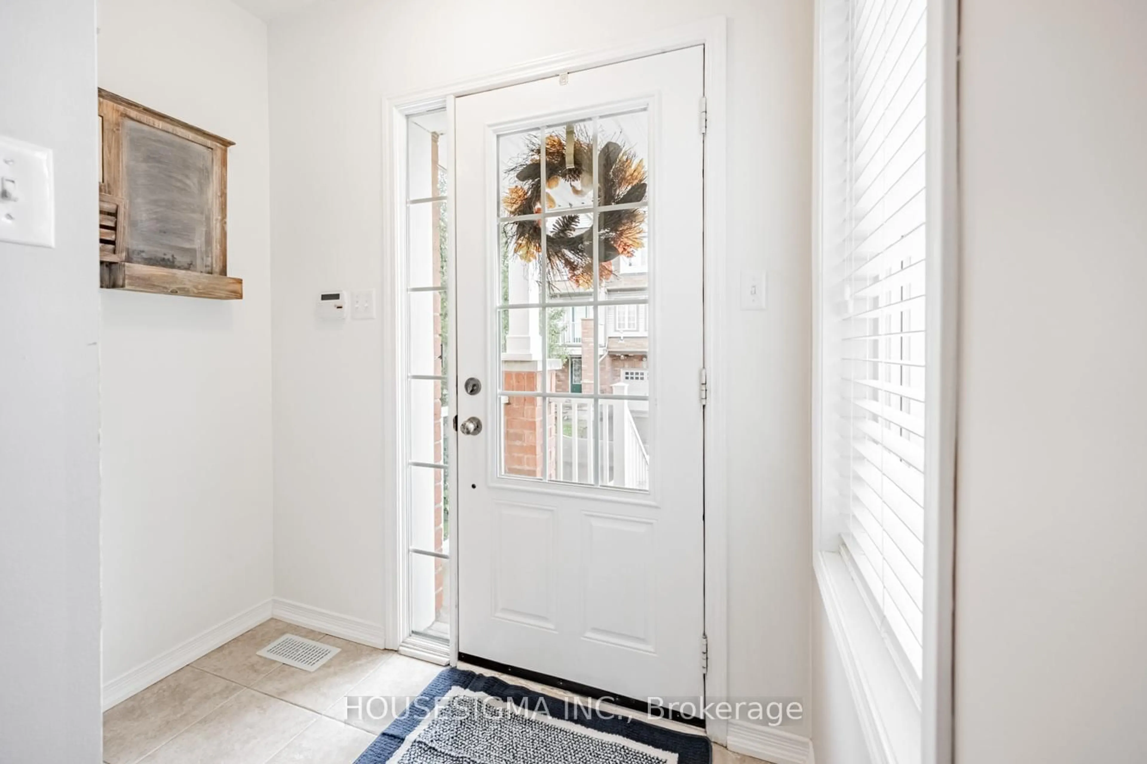 Indoor entryway for 7 Sirente Dr #54, Hamilton Ontario L9A 0B4