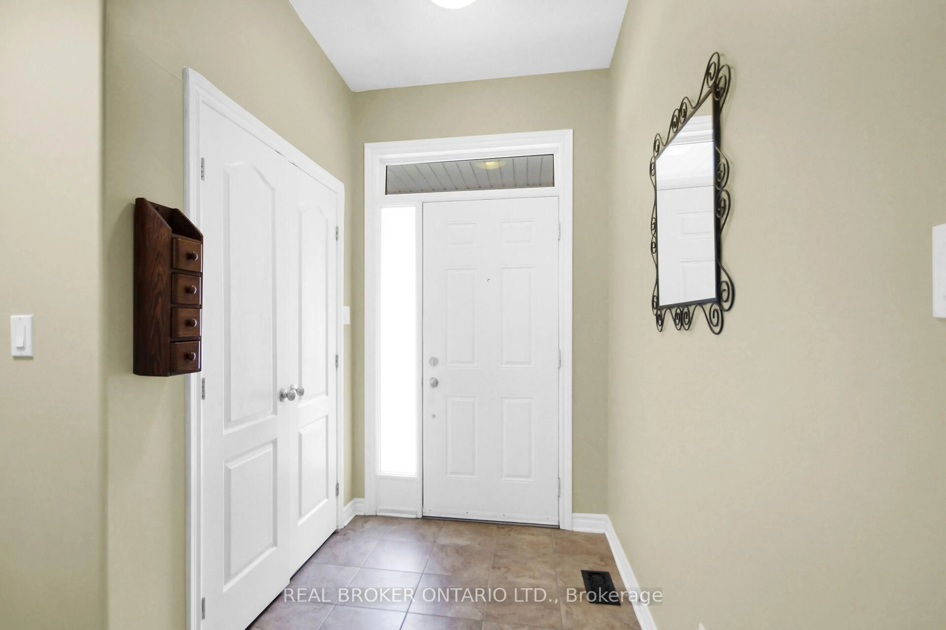 Indoor entryway for 181 Talltree Cres, Ottawa Ontario K2S 0B1