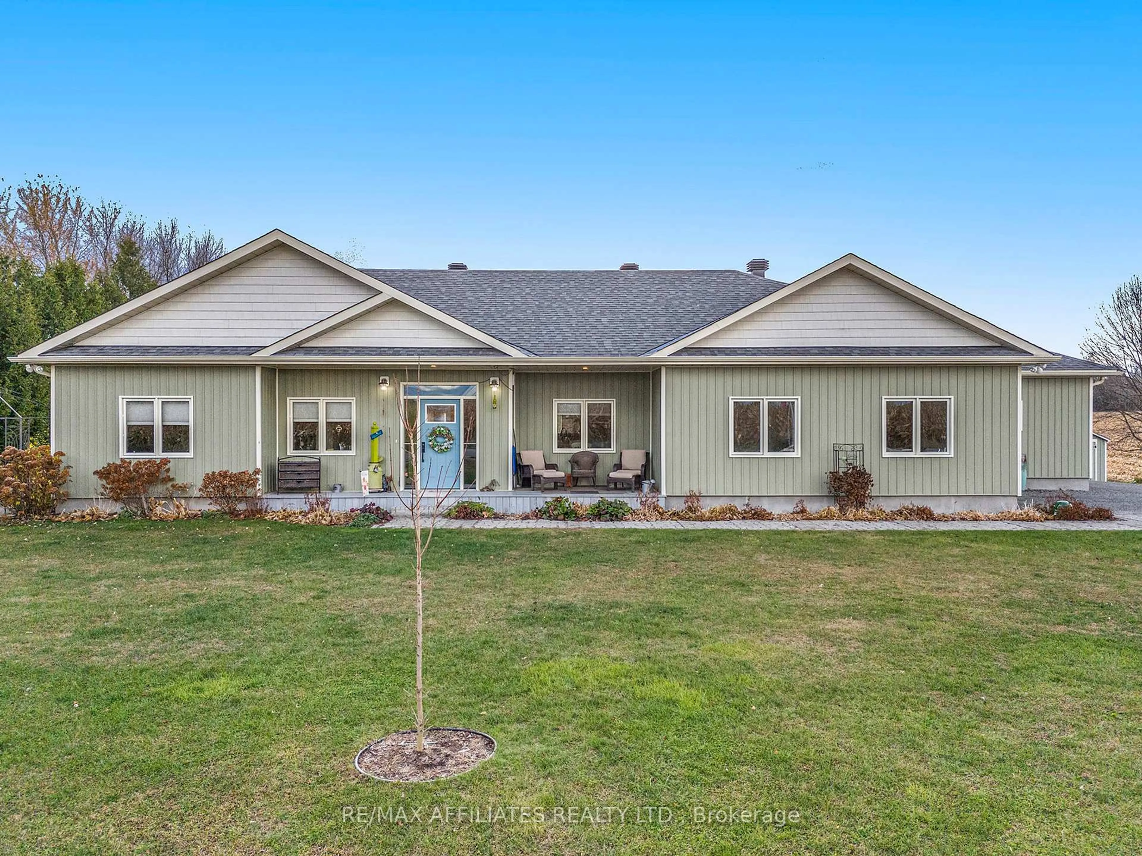 Home with vinyl exterior material, unknown for 100 SUMMERS Rd, Rideau Lakes Ontario K0G 1E0