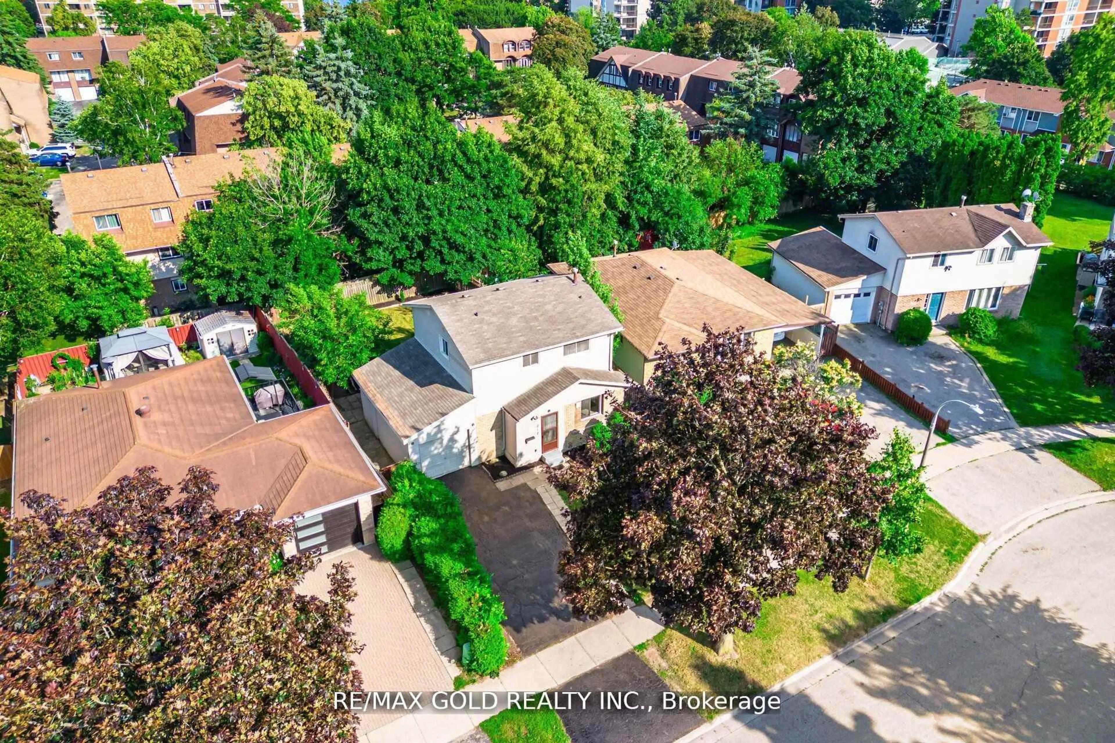 A pic from outside/outdoor area/front of a property/back of a property/a pic from drone, street for 212 Cedarwoods Cres, Kitchener Ontario N2C 2J8