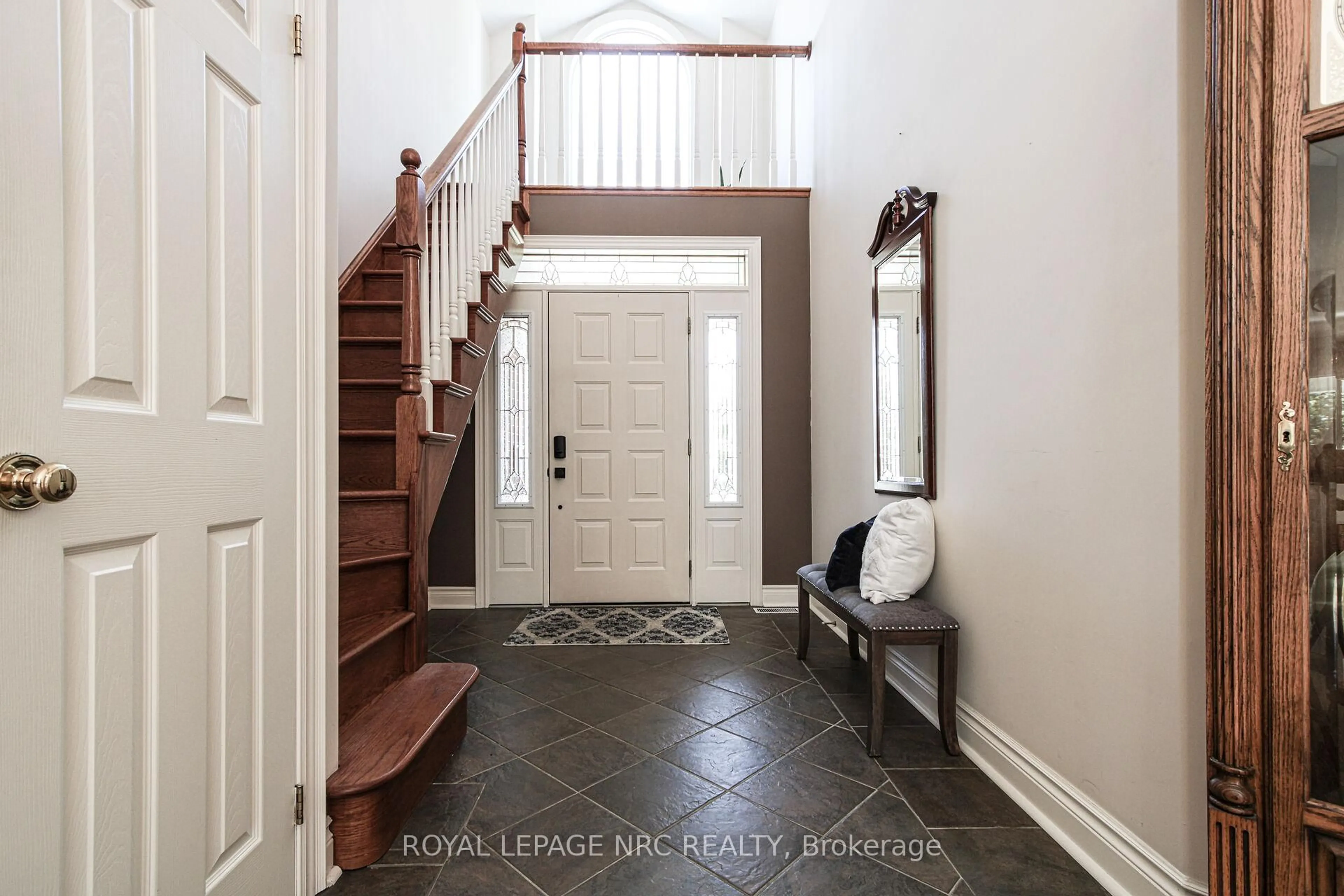 Indoor entryway for 2A Juliana Cres, St. Catharines Ontario L2N 4B4
