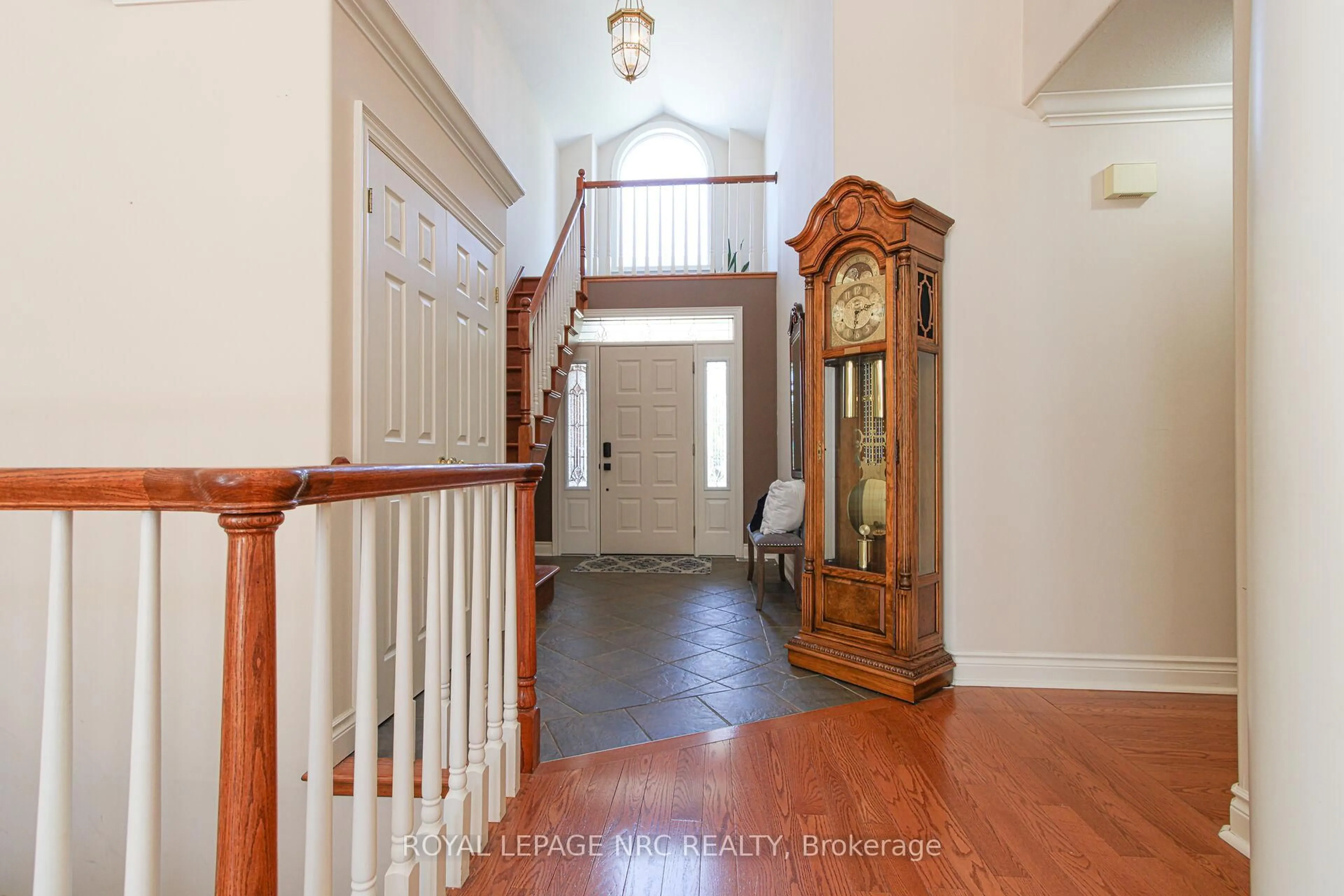 Indoor foyer for 2A Juliana Cres, St. Catharines Ontario L2N 4B4