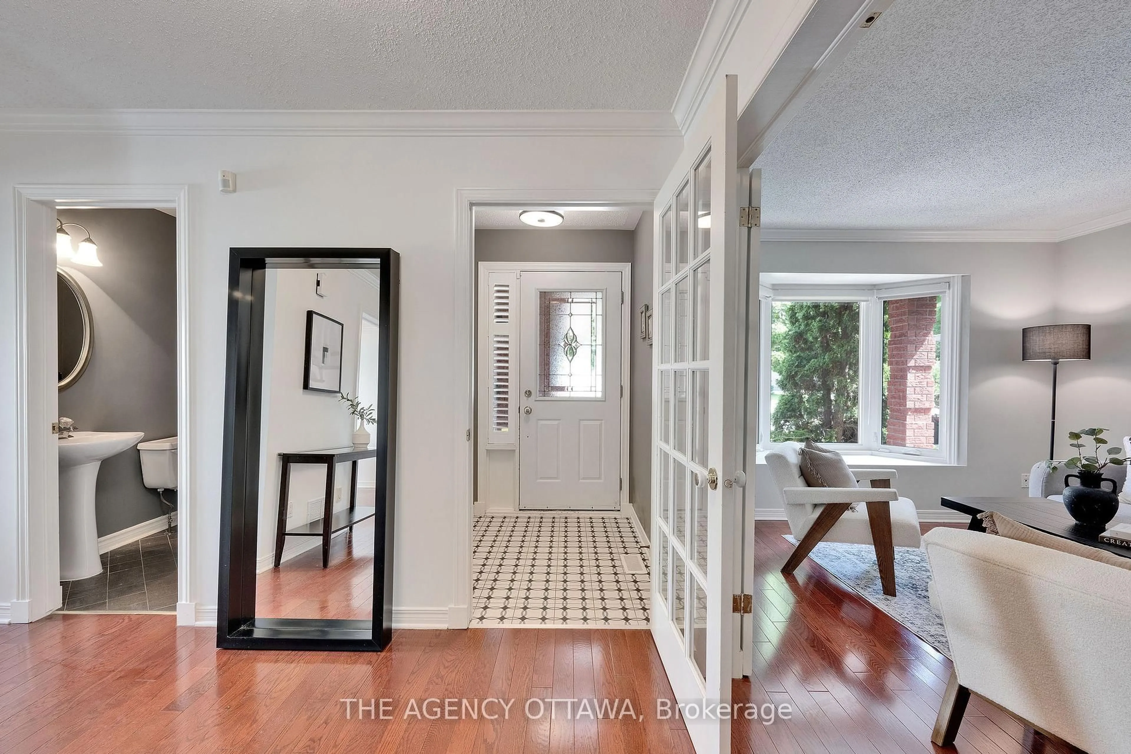 Indoor entryway for 19 Forestglade Cres, Ottawa Ontario K1G 5X3