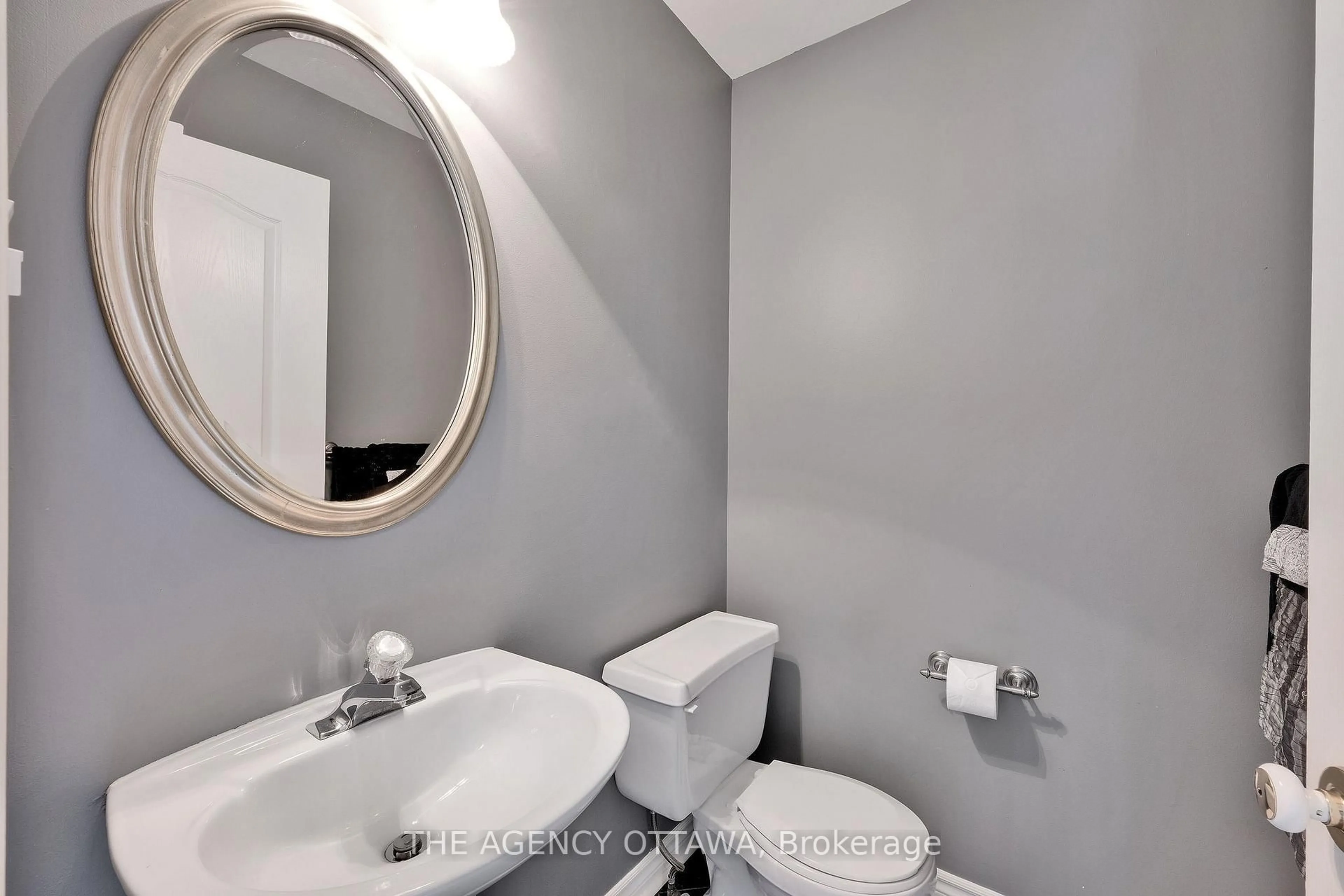 Standard bathroom, unknown for 19 Forestglade Cres, Ottawa Ontario K1G 5X3